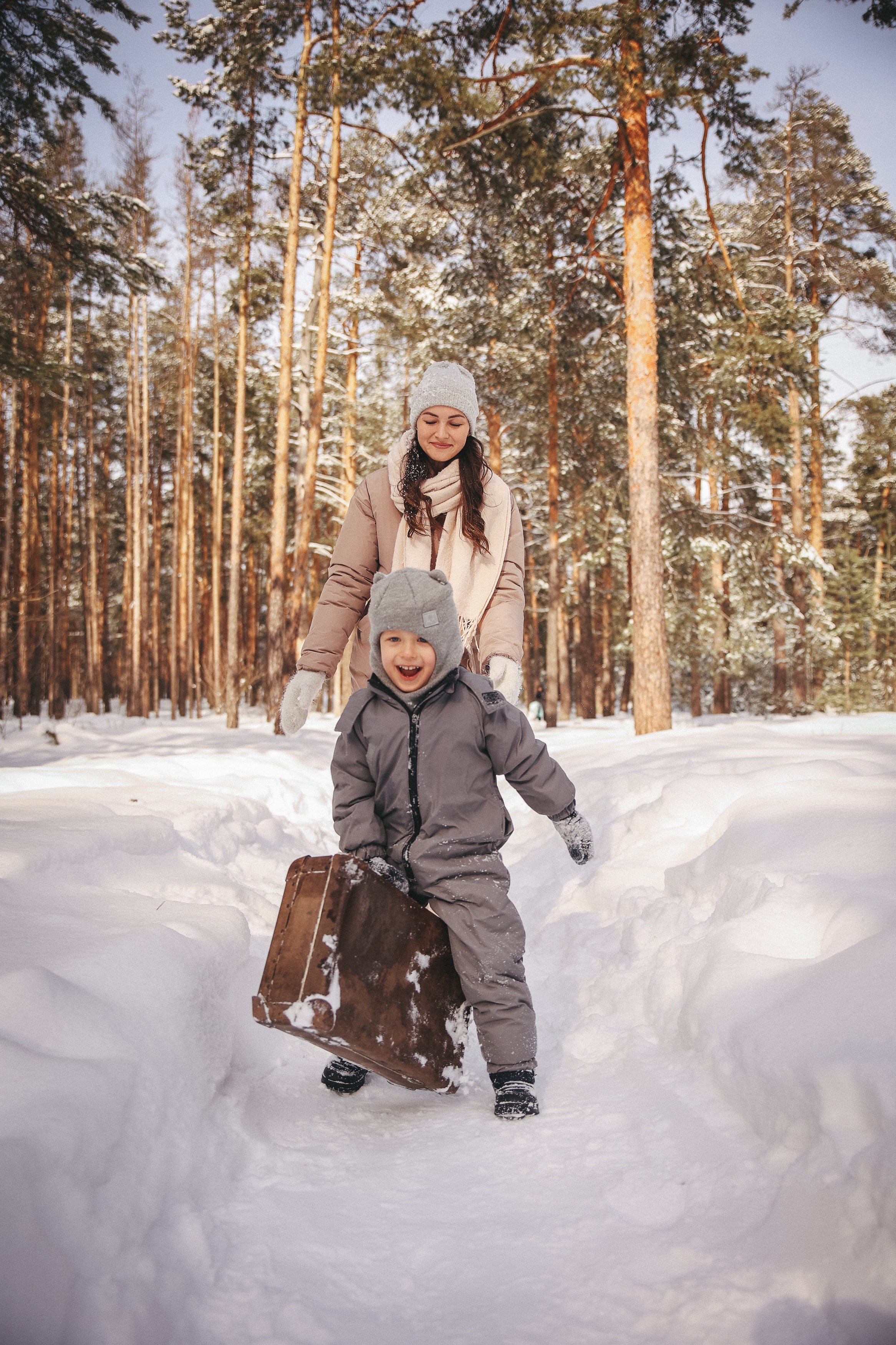 Зимняя прогулка с чемоданом. Катя и Марк. Фотограф Владимир Москва