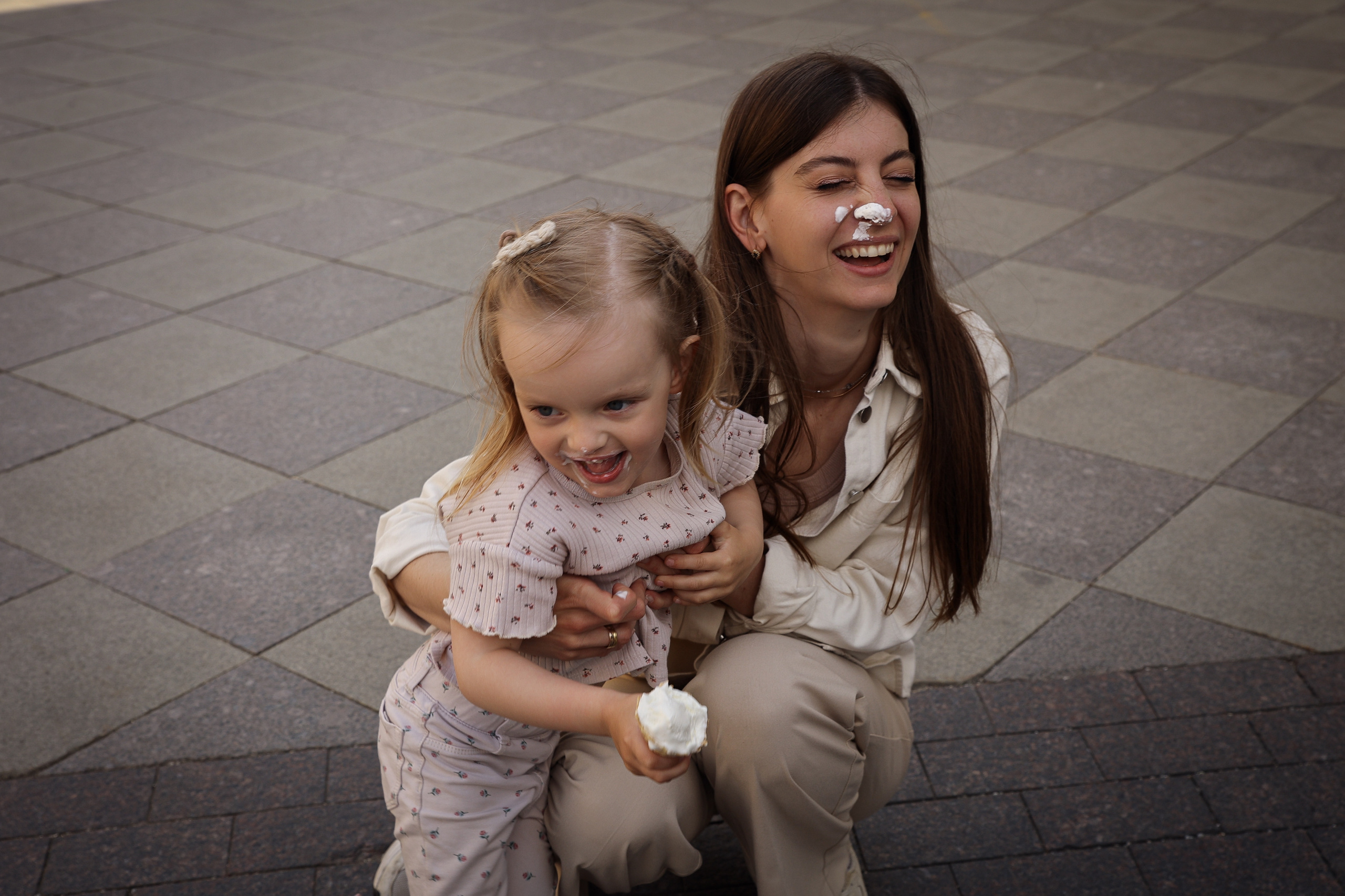 Семейная фотосессия в Москве фотосессия в городе мама и дочка. Фотограф Владимир Москва
