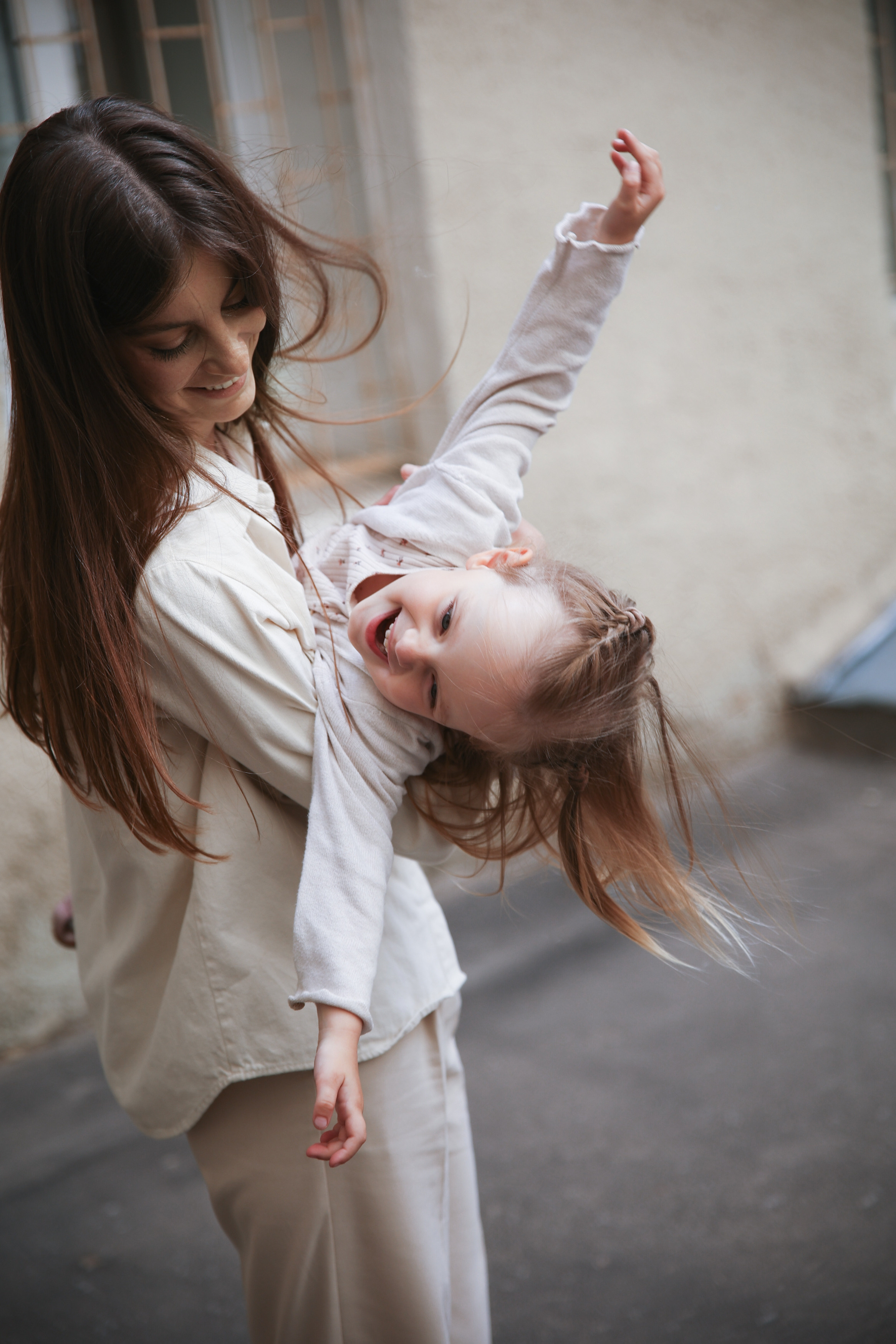Семейная фотосессия в Москве фотосессия в городе мама и дочка. Фотограф Владимир Москва