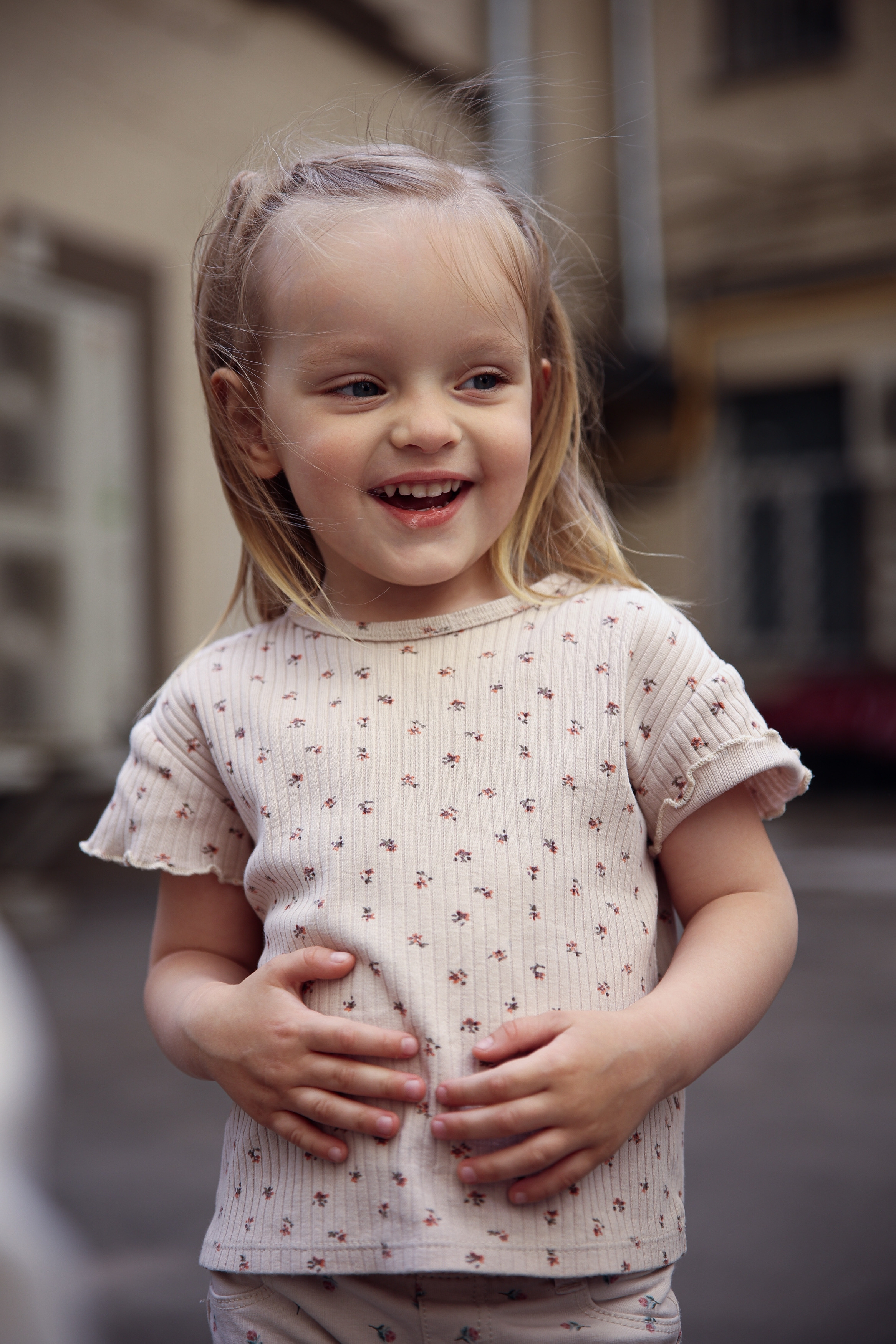 Семейная фотосессия в Москве фотосессия в городе мама и дочка. Фотограф Владимир Москва