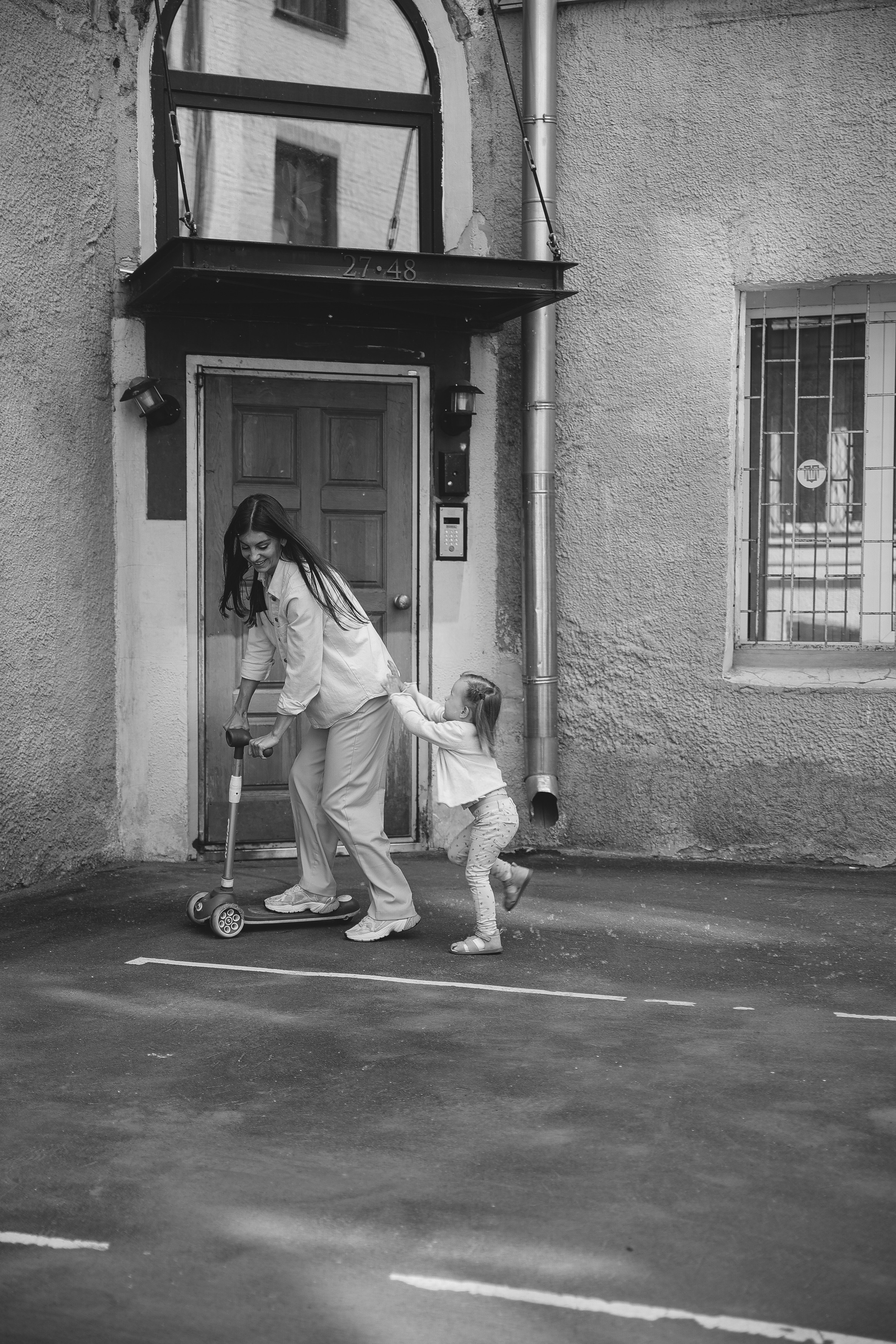Семейная фотосессия в Москве фотосессия в городе мама и дочка. Фотограф Владимир Москва