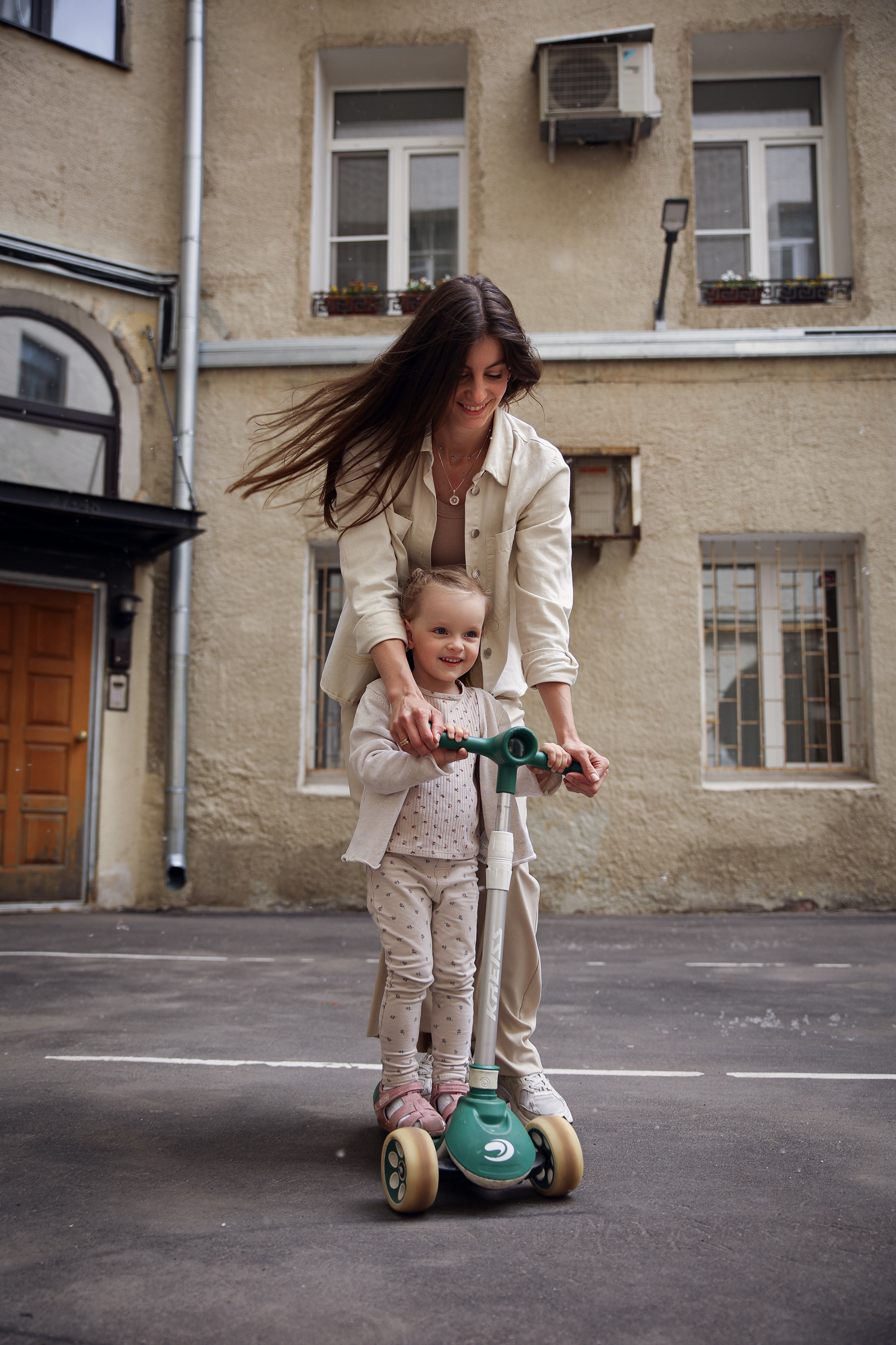 Семейная фотосессия в Москве фотосессия в городе мама и дочка. Фотограф Владимир Москва