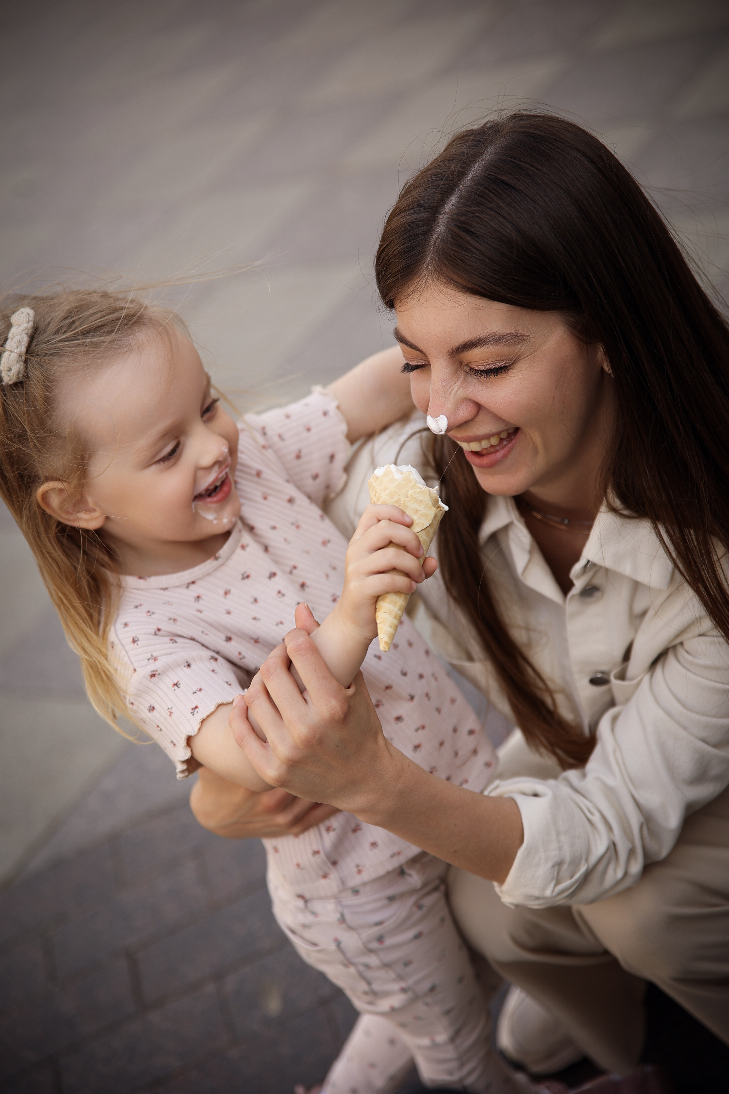 Семейная фотосессия в Москве фотосессия в городе мама и дочка. Фотограф Владимир Москва