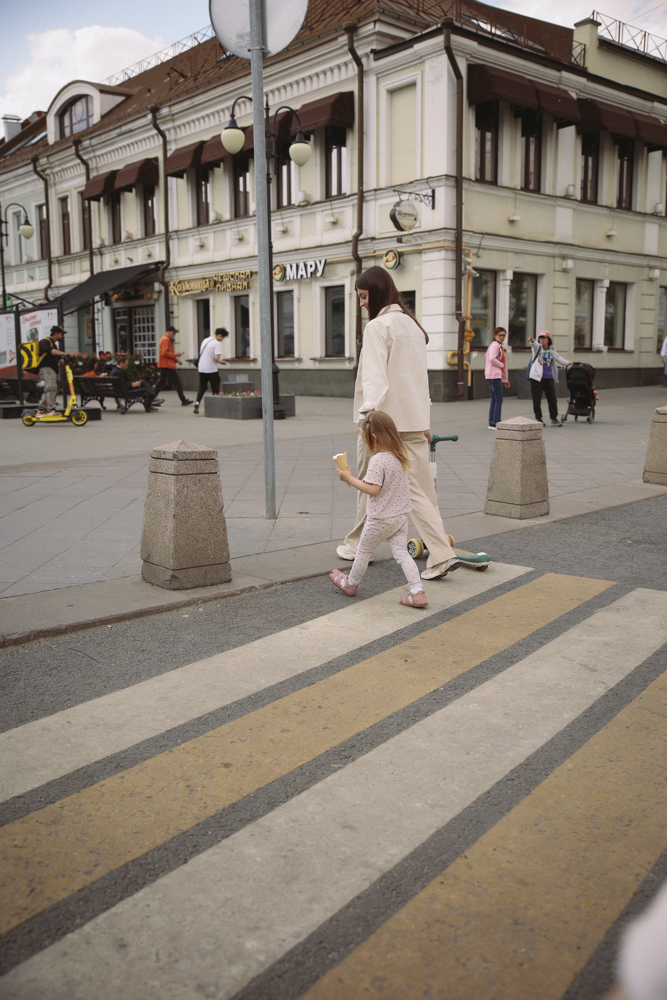 Семейная фотосессия в Москве фотосессия в городе мама и дочка. Фотограф Владимир Москва