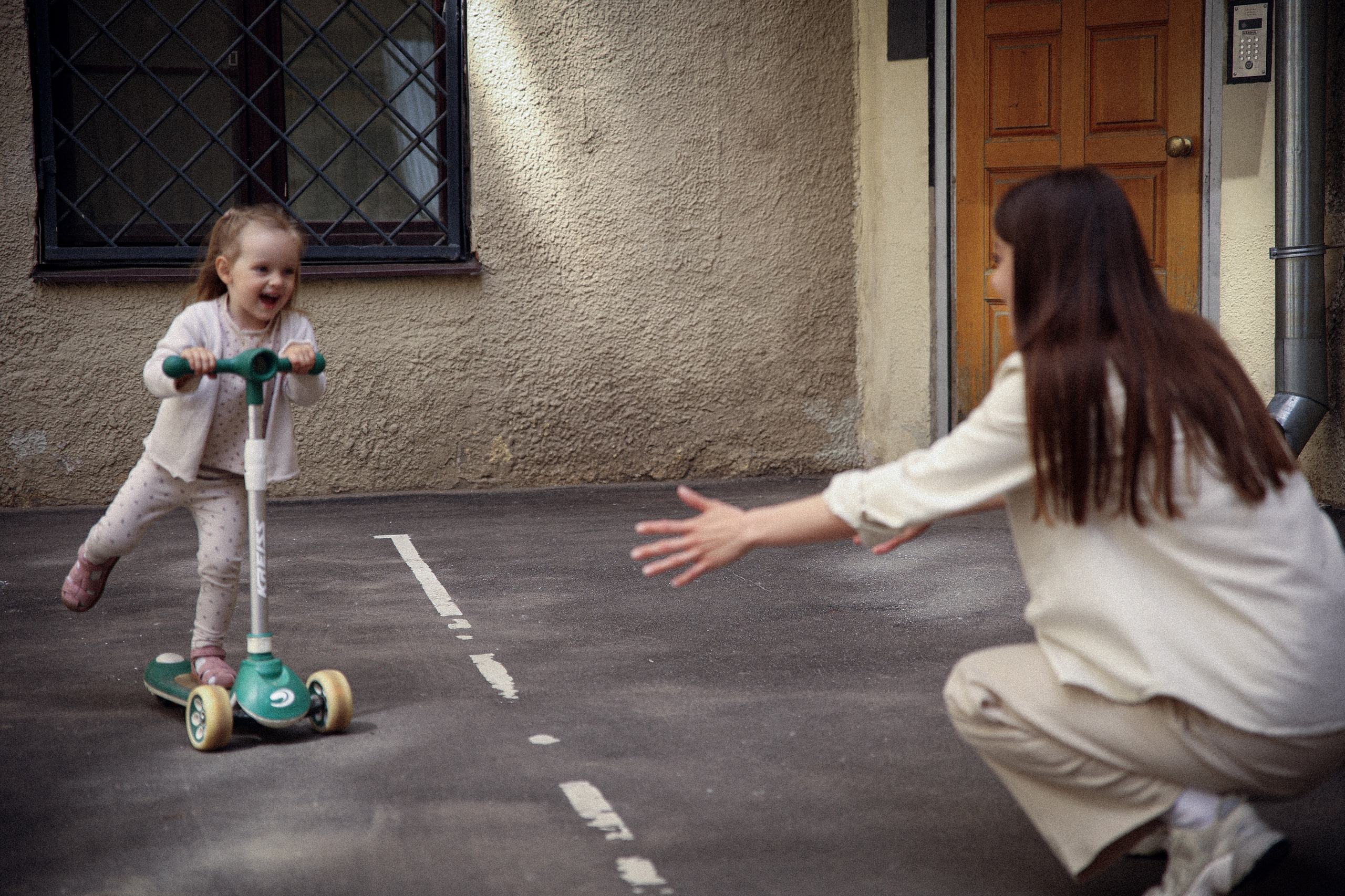Семейная фотосессия в Москве фотосессия в городе мама и дочка. Фотограф Владимир Москва