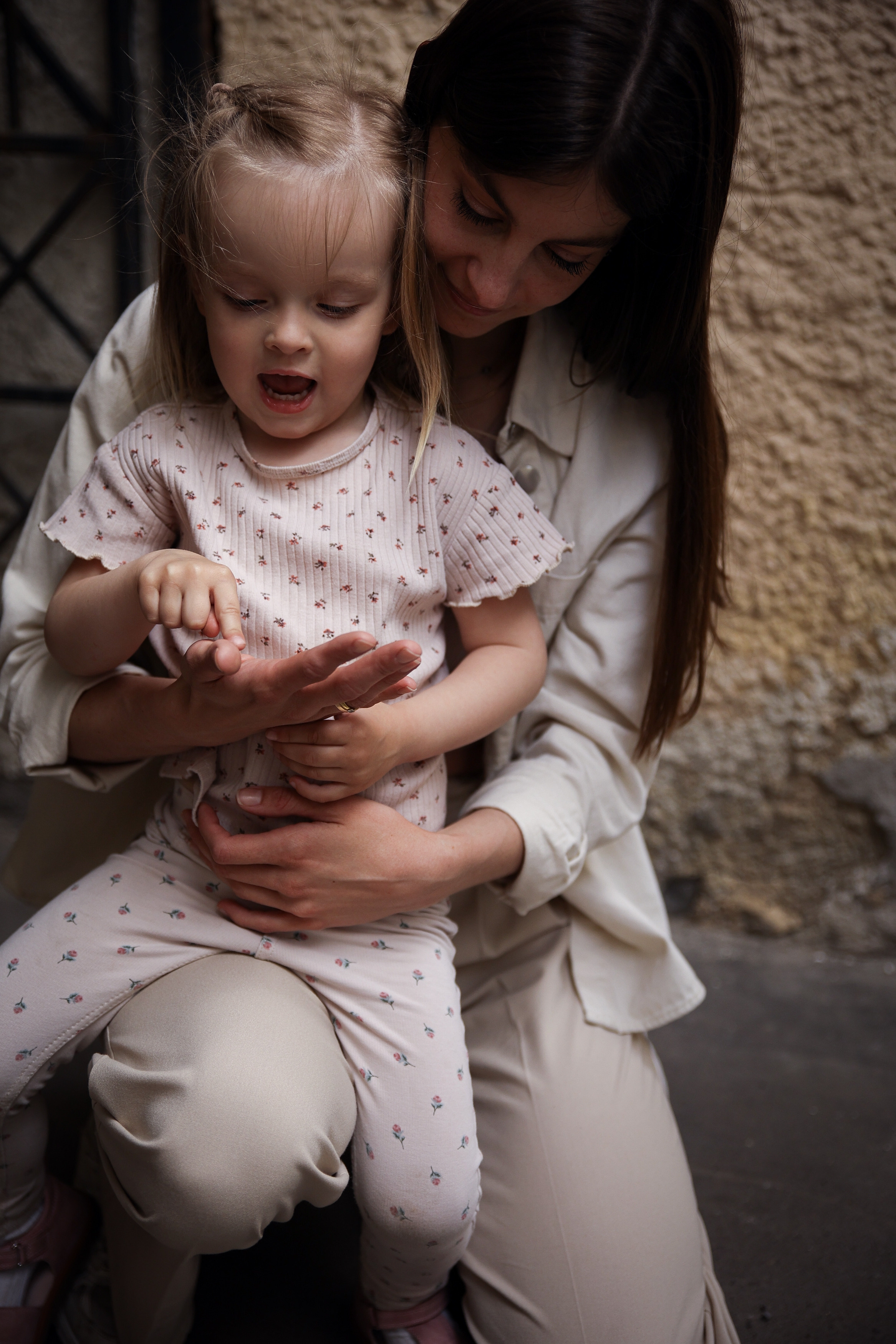 Семейная фотосессия в Москве фотосессия в городе мама и дочка. Фотограф Владимир Москва