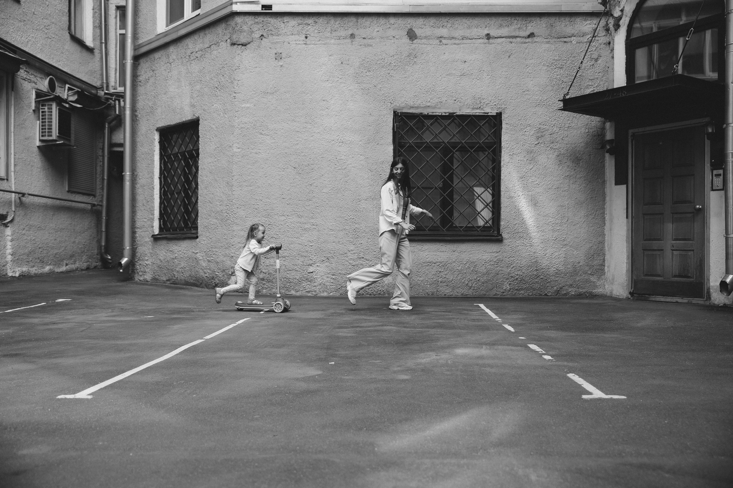 Семейная фотосессия в Москве фотосессия в городе мама и дочка. Фотограф Владимир Москва
