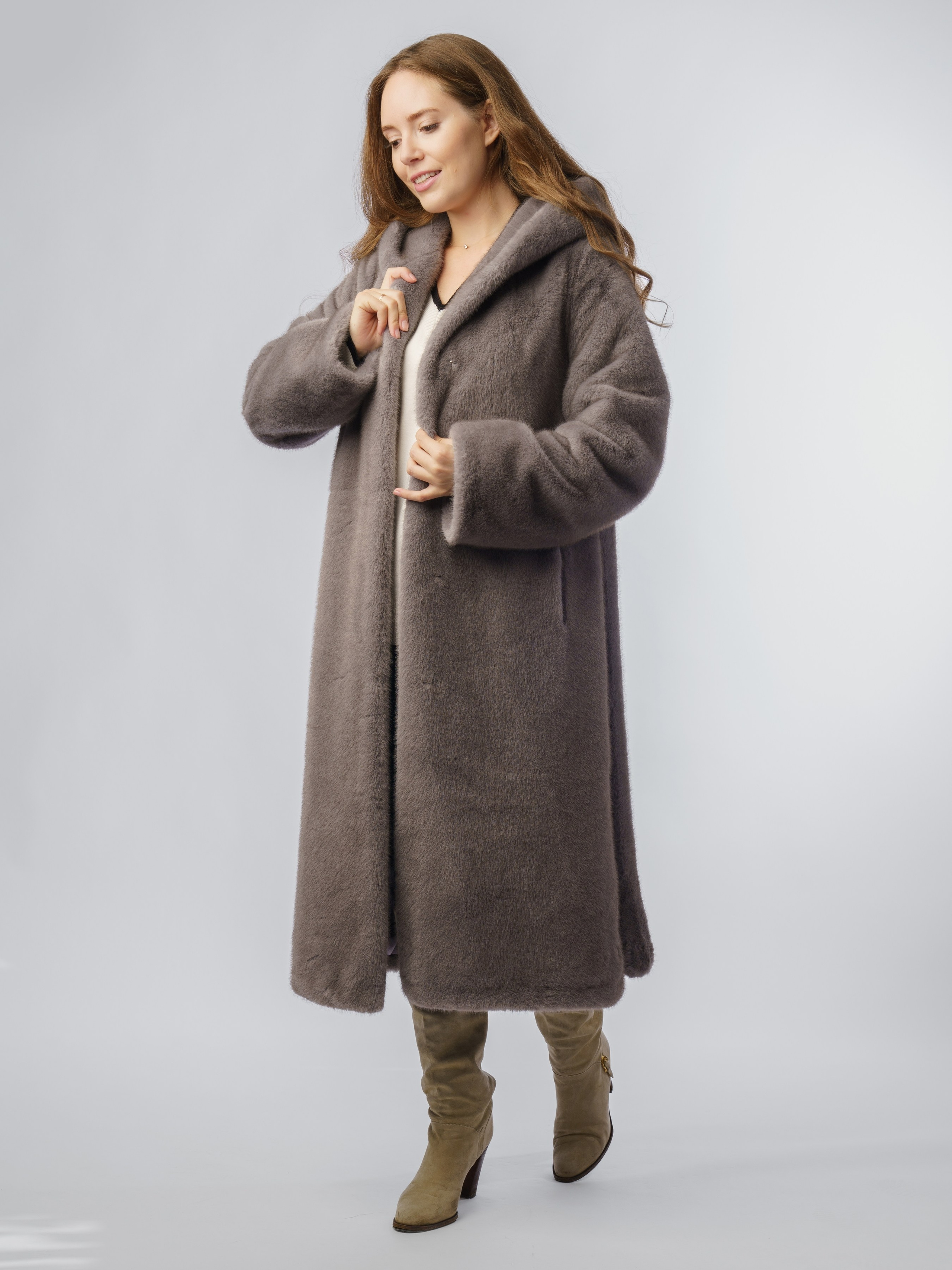 Шубы, модель Кристина. KED Production — продакшн из СПб. Создаём фото, видео и контент, который помогает брендам и селлерам продавать больше