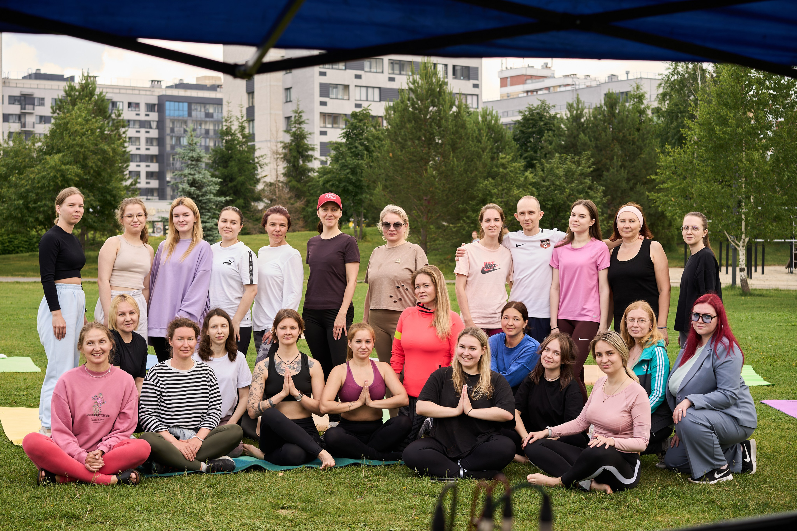 Репортажная съемка занятия йоги в парке. Фотограф Екатеринбург Кокшарова Александра