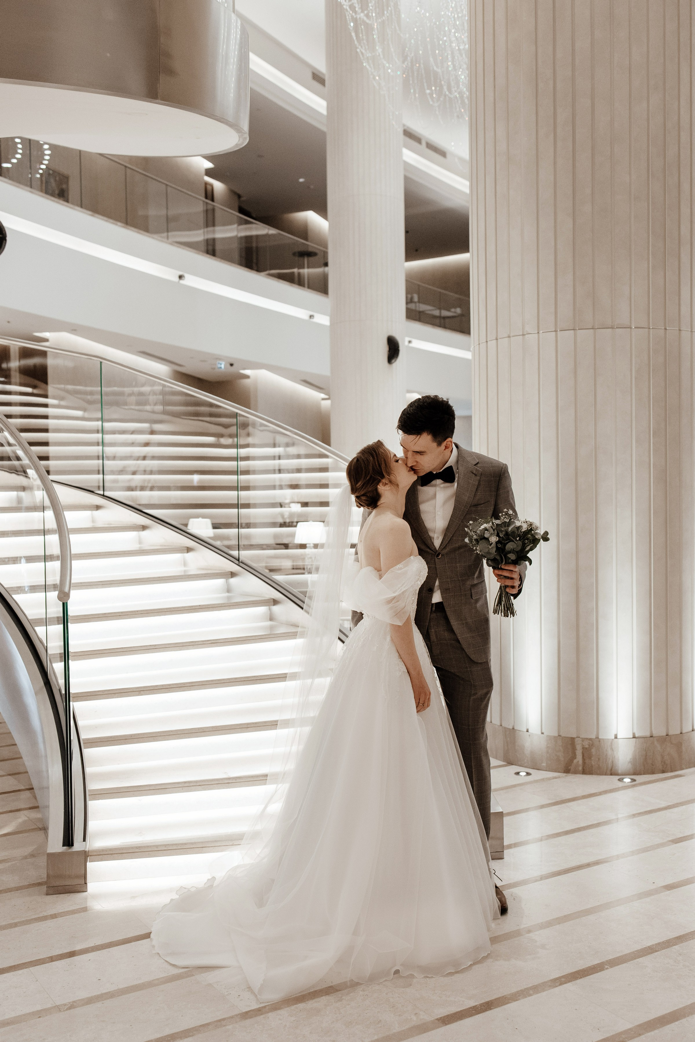 Свадебное утро в Hyatt Regency Хаятт Редженси, свадебная прогулка на Арме и банкет в О’Шалей. Свадебный и семейный фотограф Екатерина Иванова