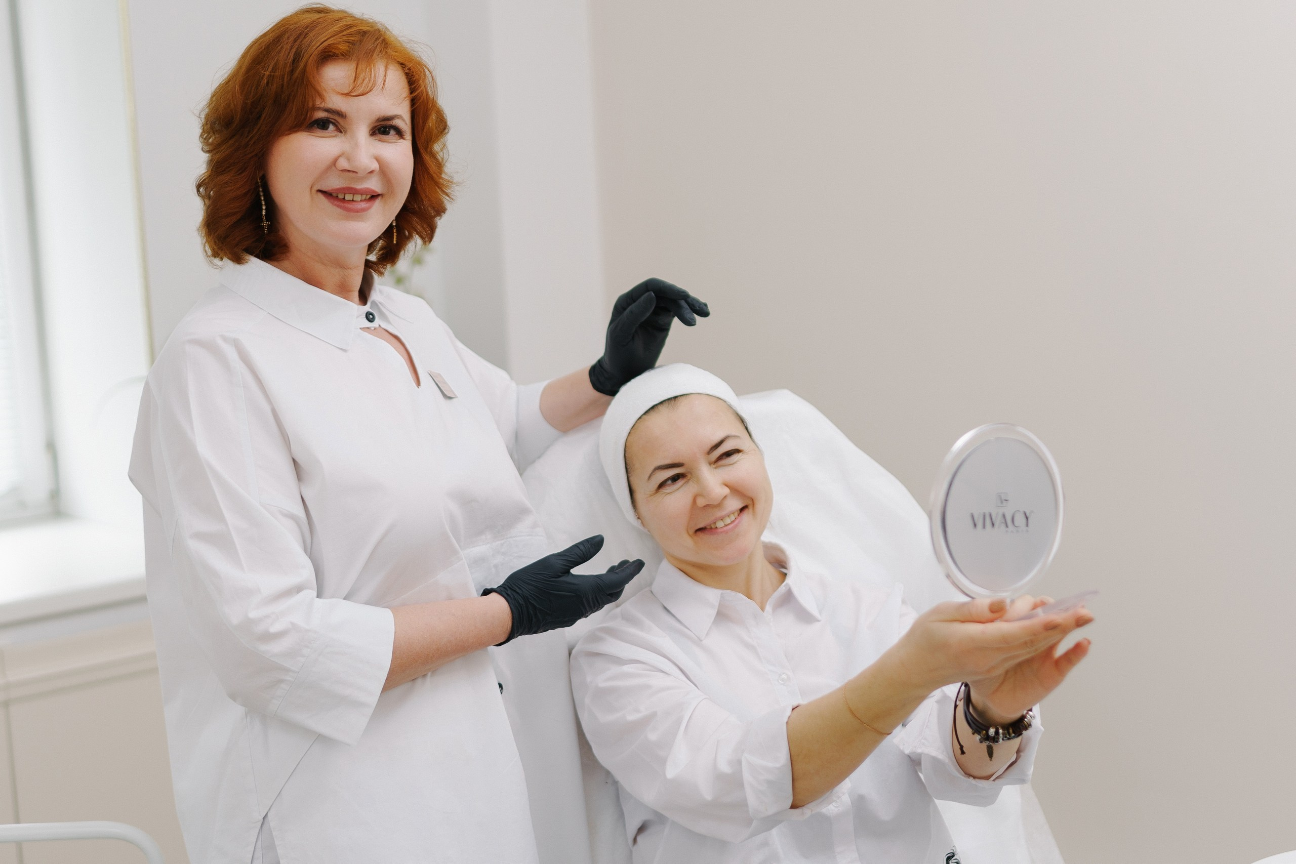 довольный клиент и улыбающийся врач в клинике после процедуры