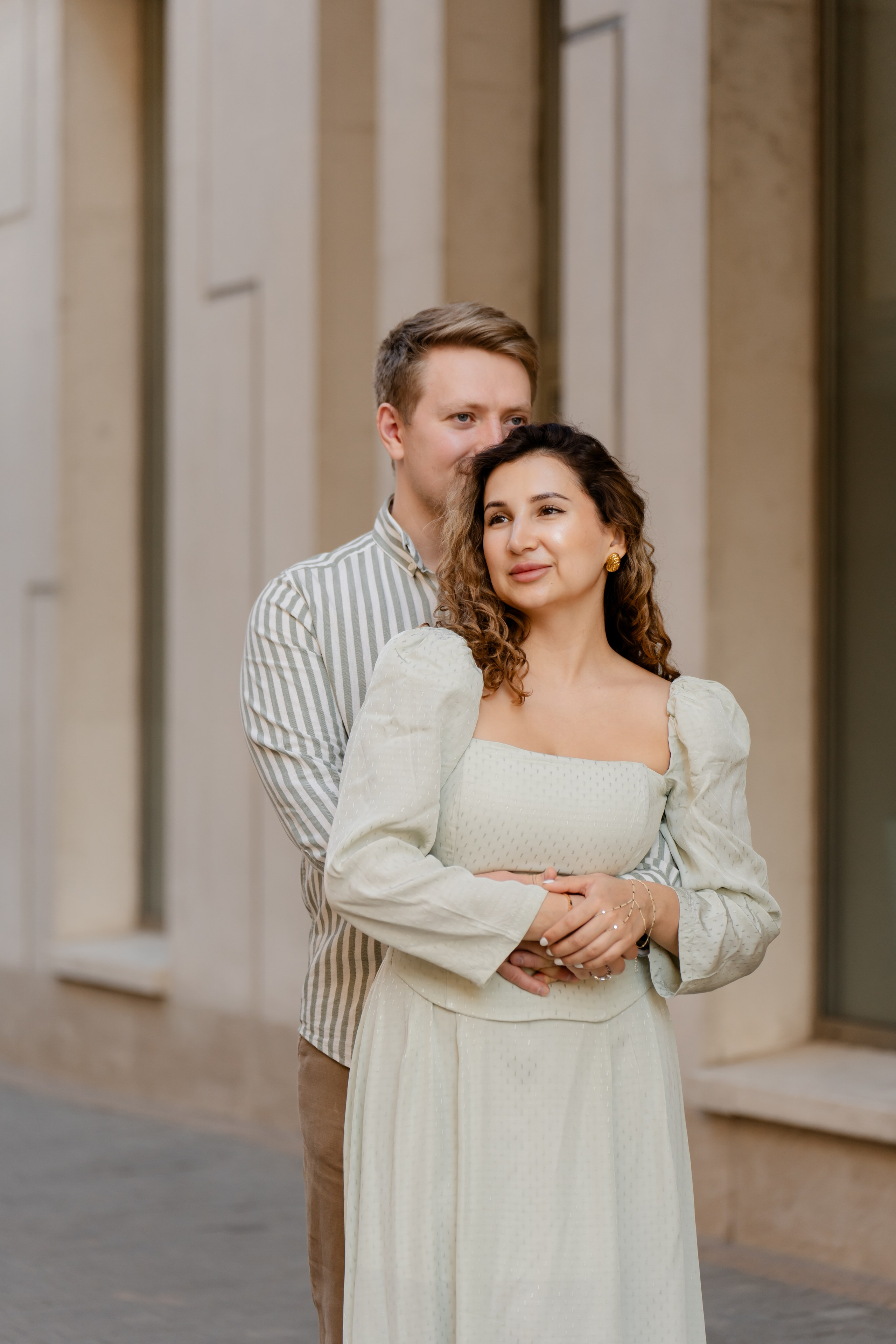 Парень обнимает девушку фотосессия