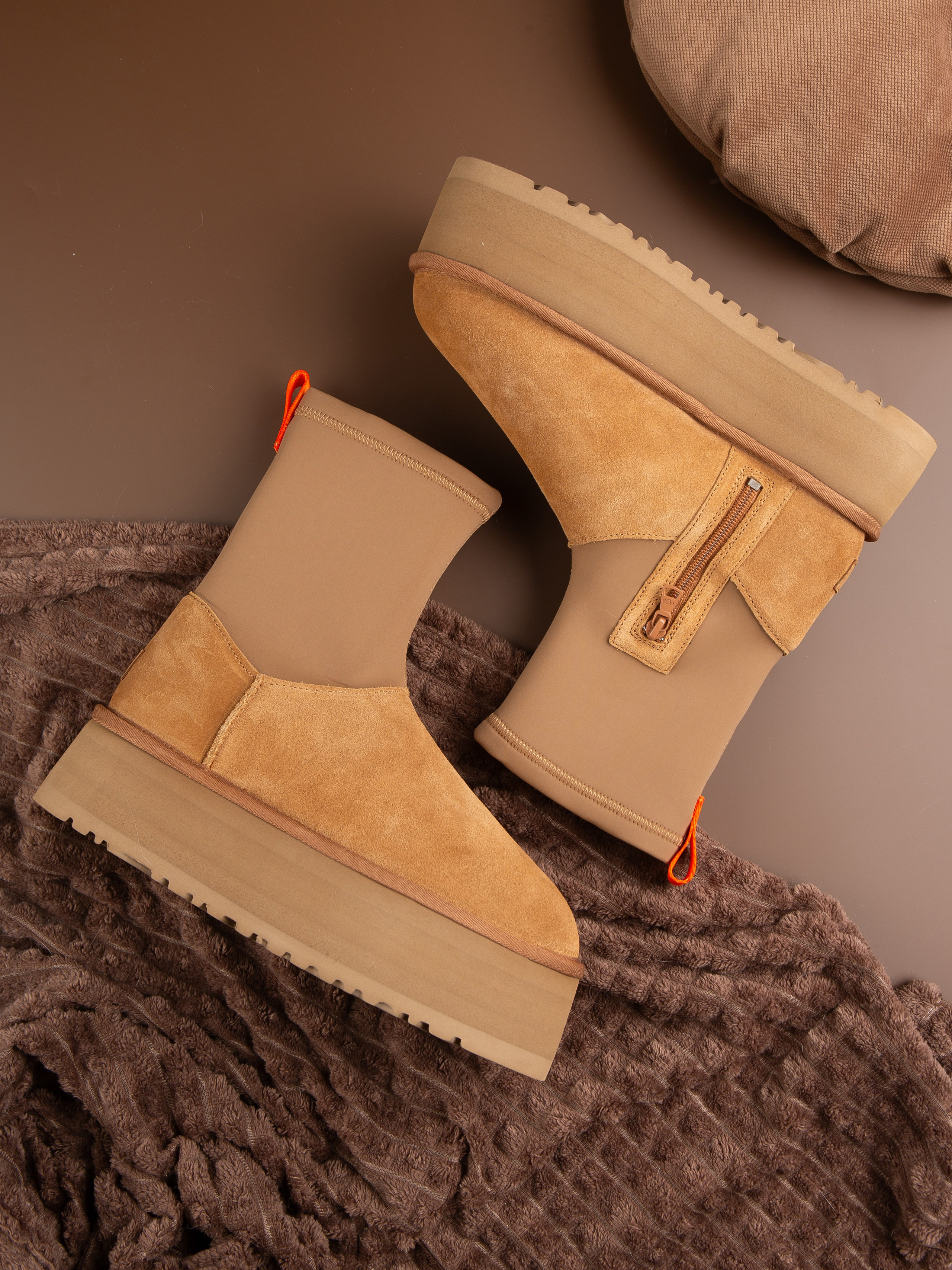 Обувь на цветных фонах. Фотограф Мария Кольцова