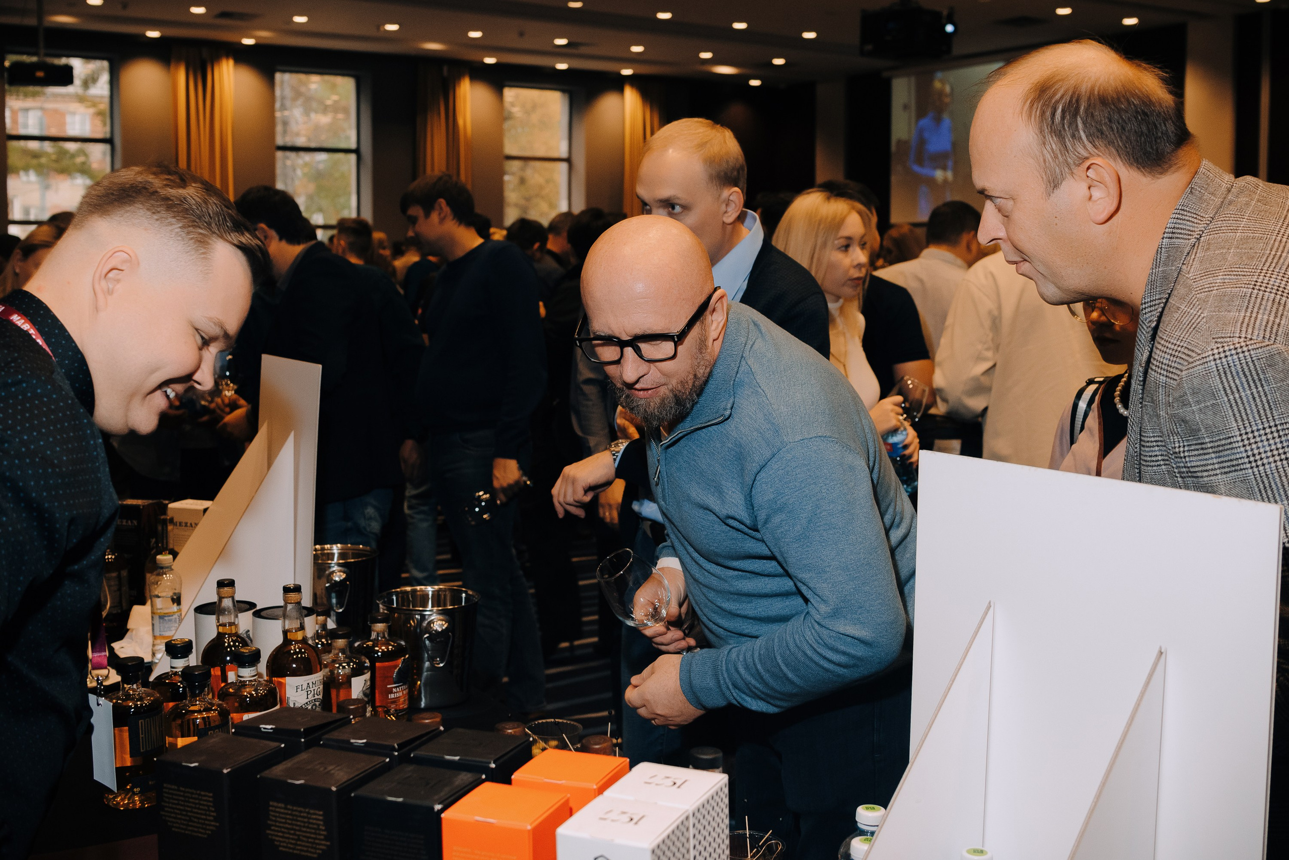 ФЕСТИВАЛЬ ВИНА И КРЕПКИХ НАПИТКОВ МАВТ-ВИНОТЕКА. Репортажный фотограф Зуев Роман г. Челябинск