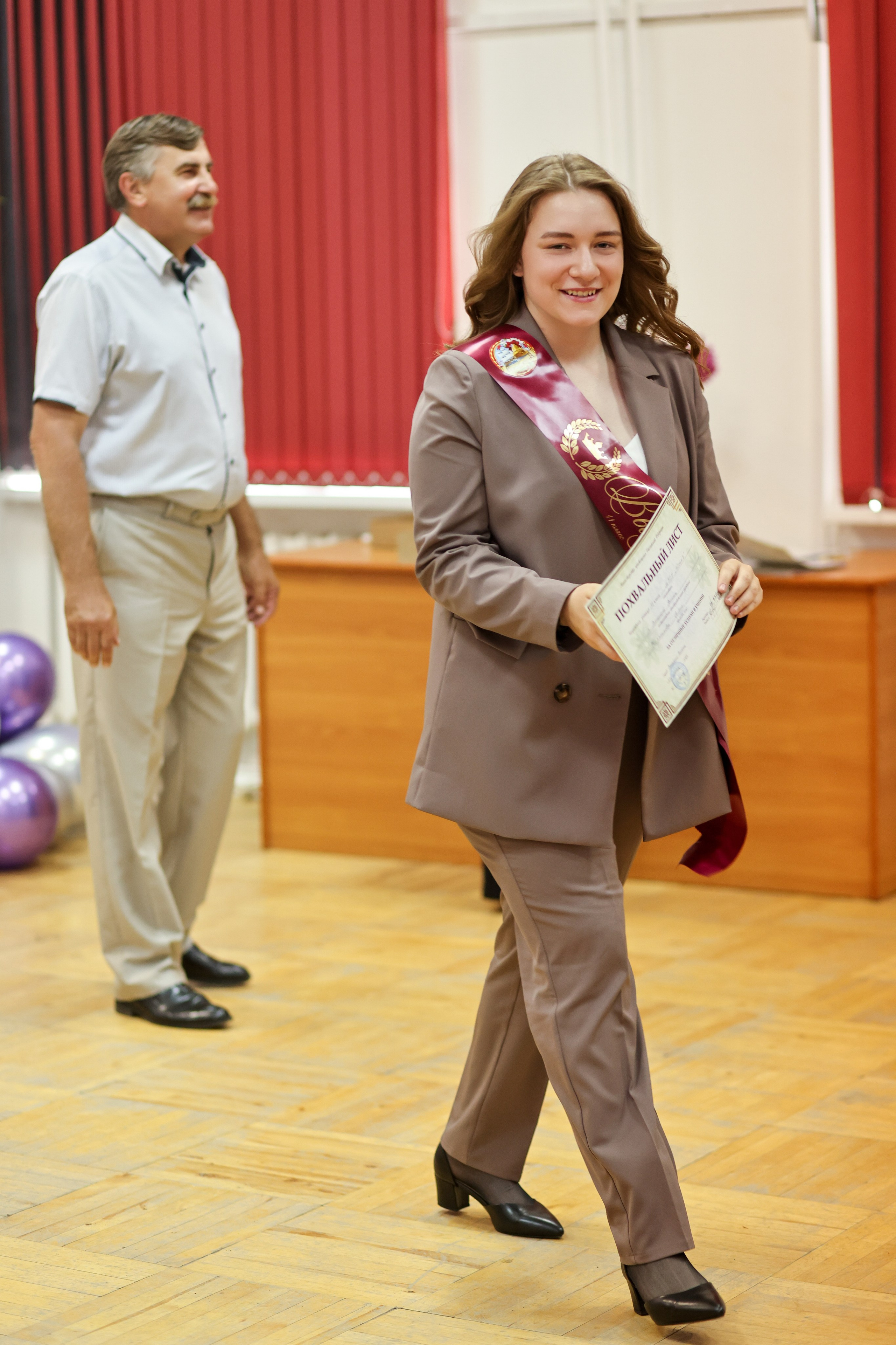 Вручение аттестатов. Школа № 7, выпускники 11 класса 2023 г. Студия выпускных альбомов Остров