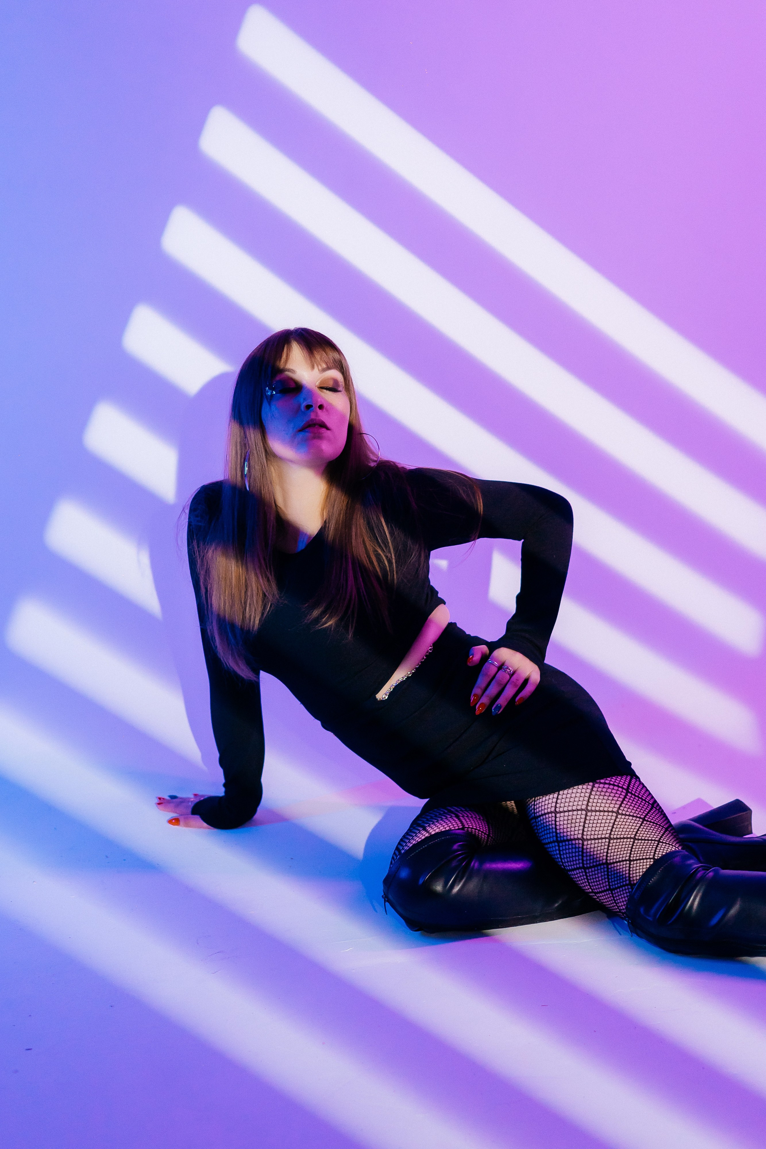 Фотосессия в неоновом свете в фотостудии. Фотограф и видеограф Смоленск | Студия Цезарь