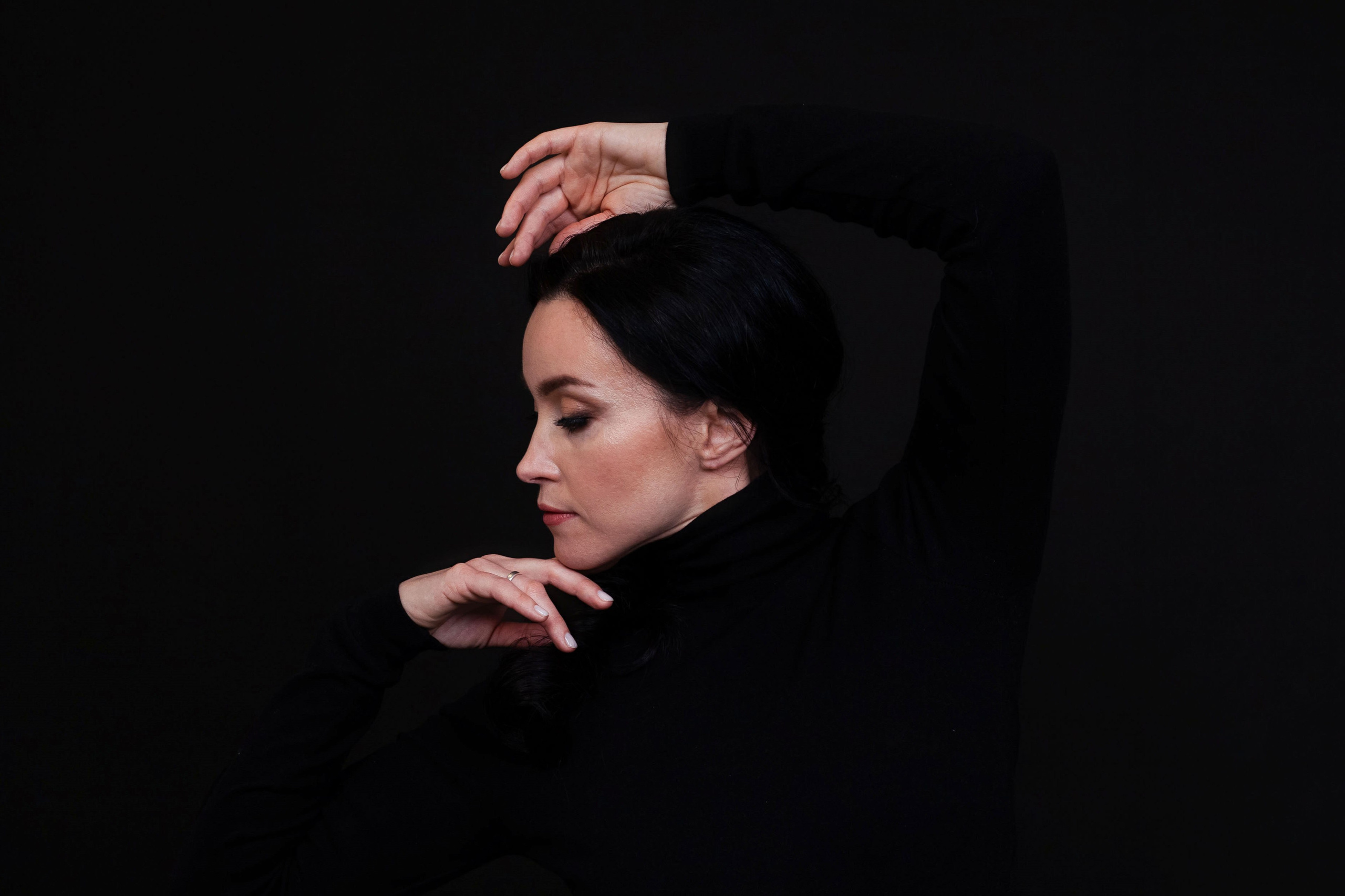 йога, метод S, черные водолазки, черный фон