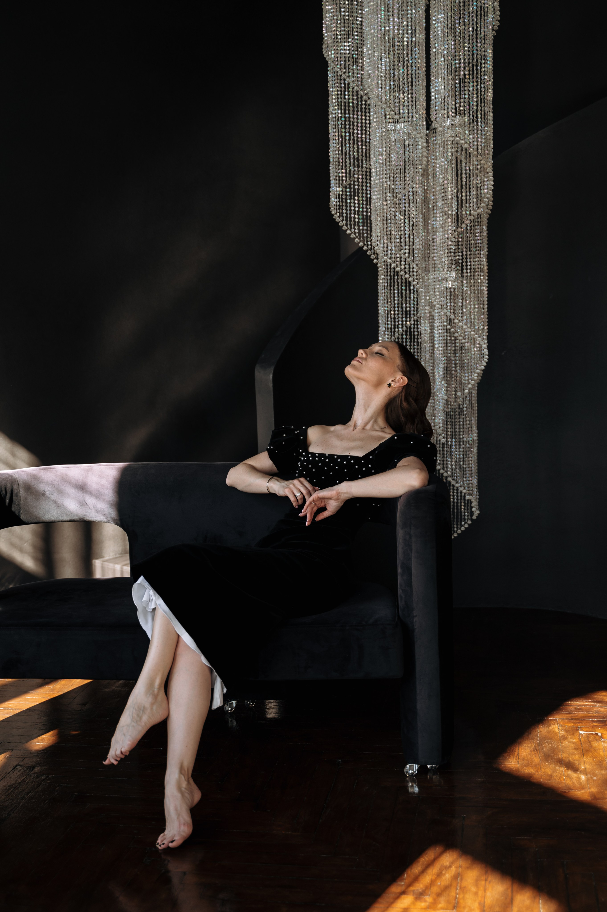 девушка сидит на диване фотосессия