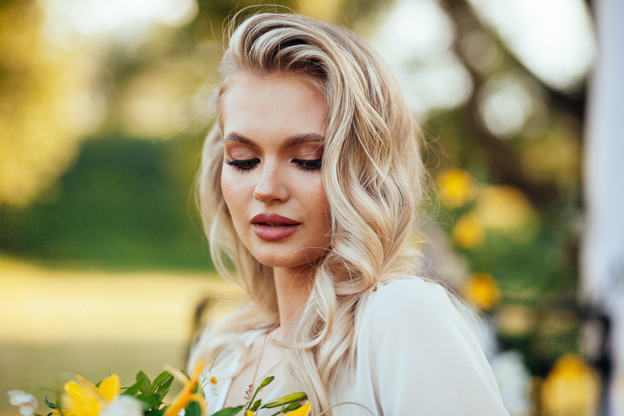 утро очень красивая невеста блондинка цветы природа лето декор дерево кровать виктория