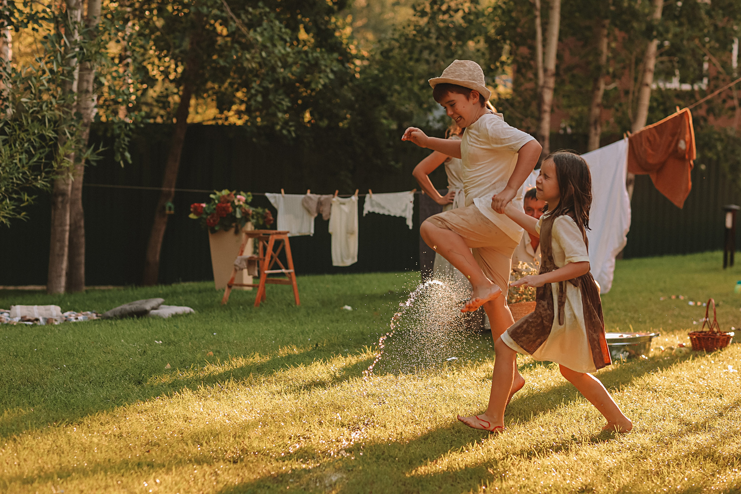 Стирка у дома. Семейный фотограф Тюмень, фотограф на роды Салмина Мария