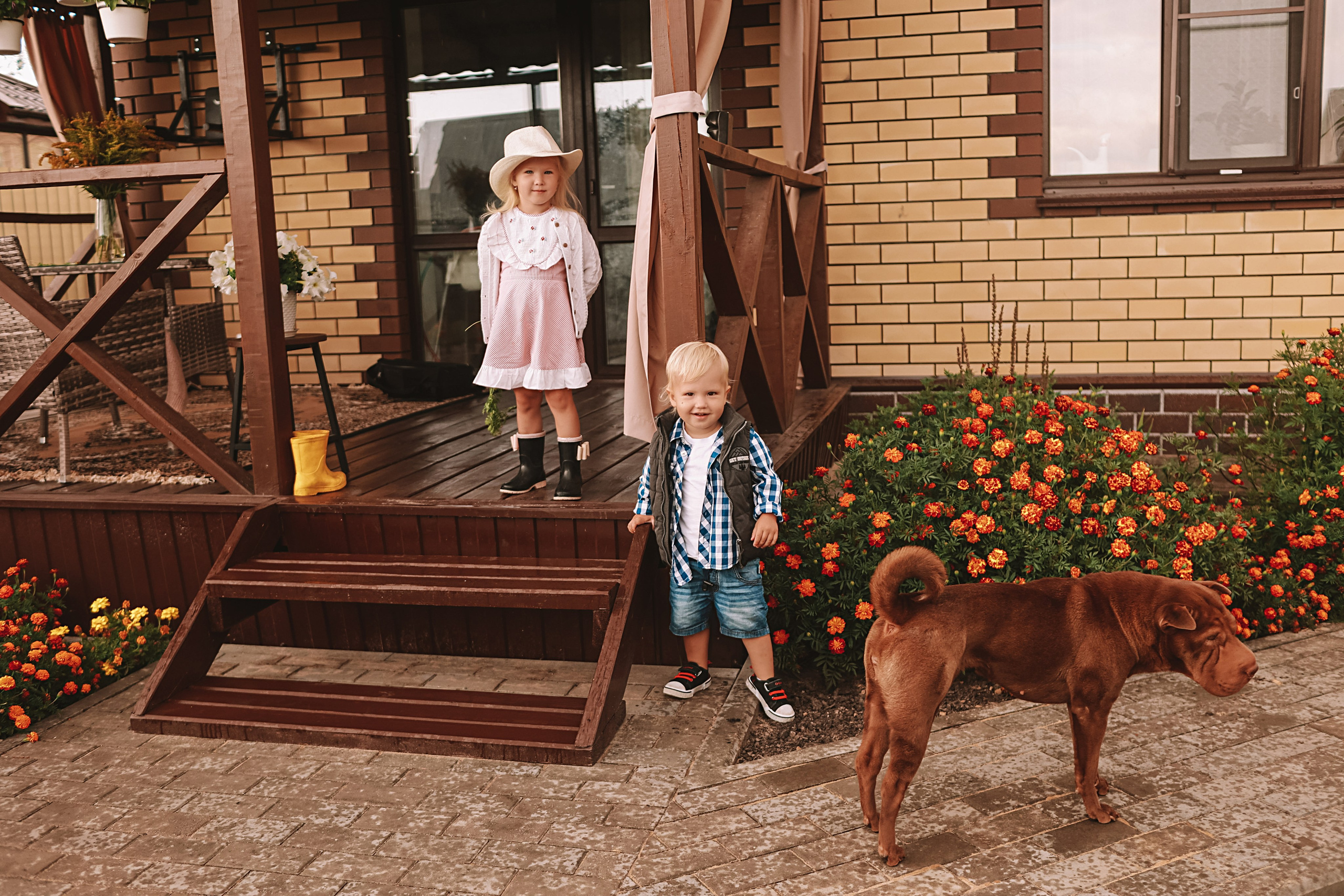 У дома. Семейный фотограф Тюмень, фотограф на роды Салмина Мария