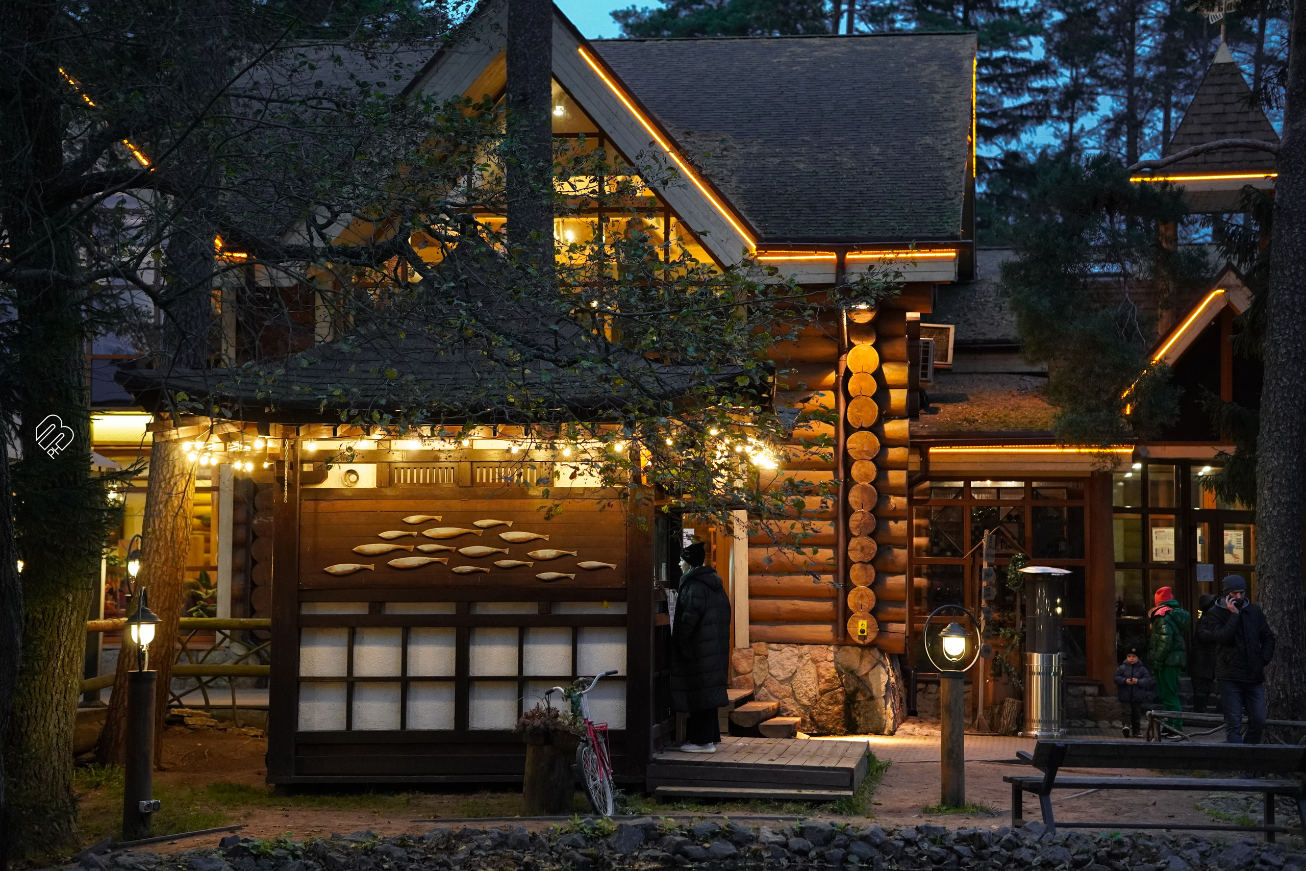 Ресторан "Русская рыбалка", съемка в сумерках