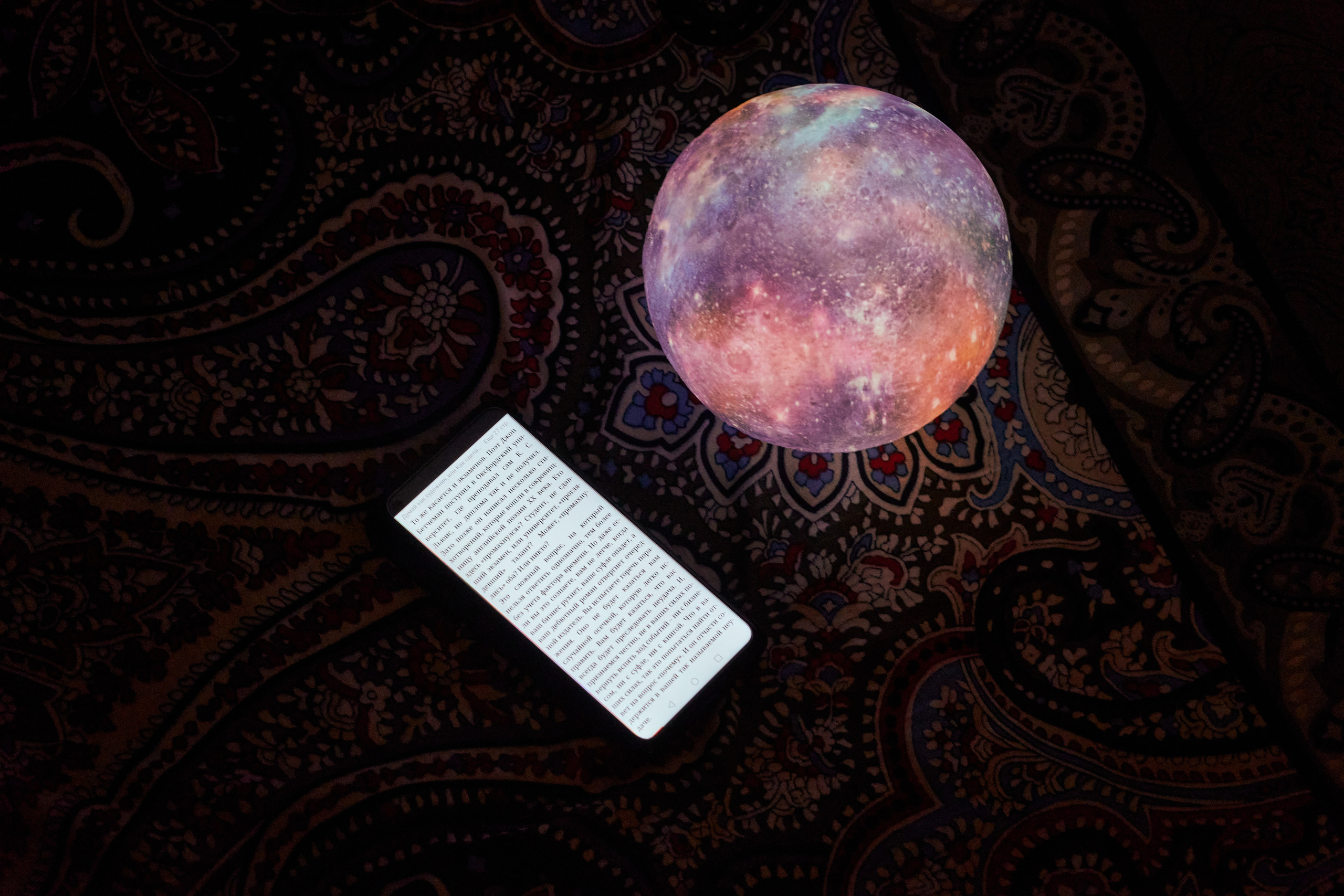 Перед сном почитала книжку в литресе, люблю читать со своей луной)