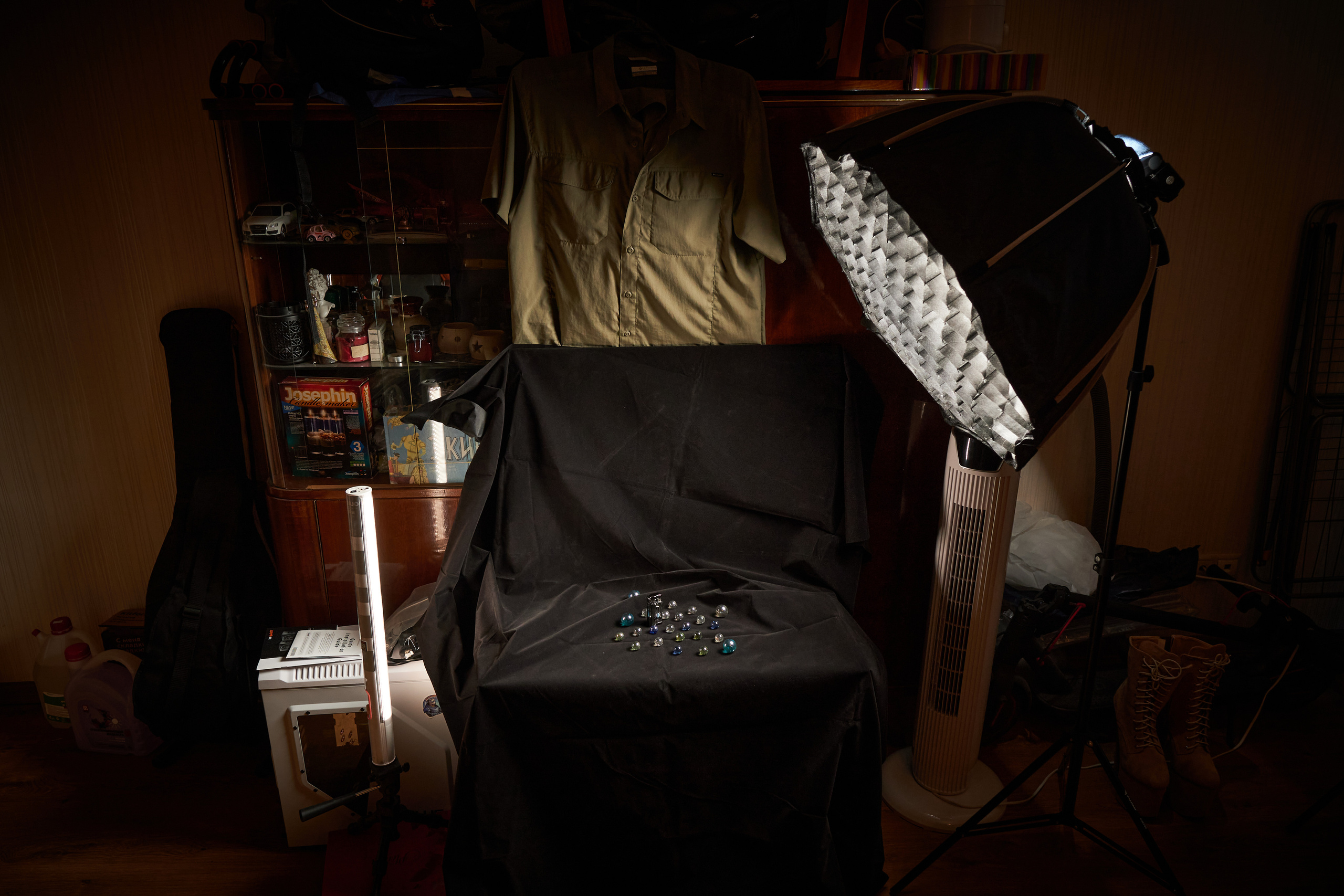 Устроила небольшую съемку: на своем любимом черном бархатном фоне разложила всякие мелочи