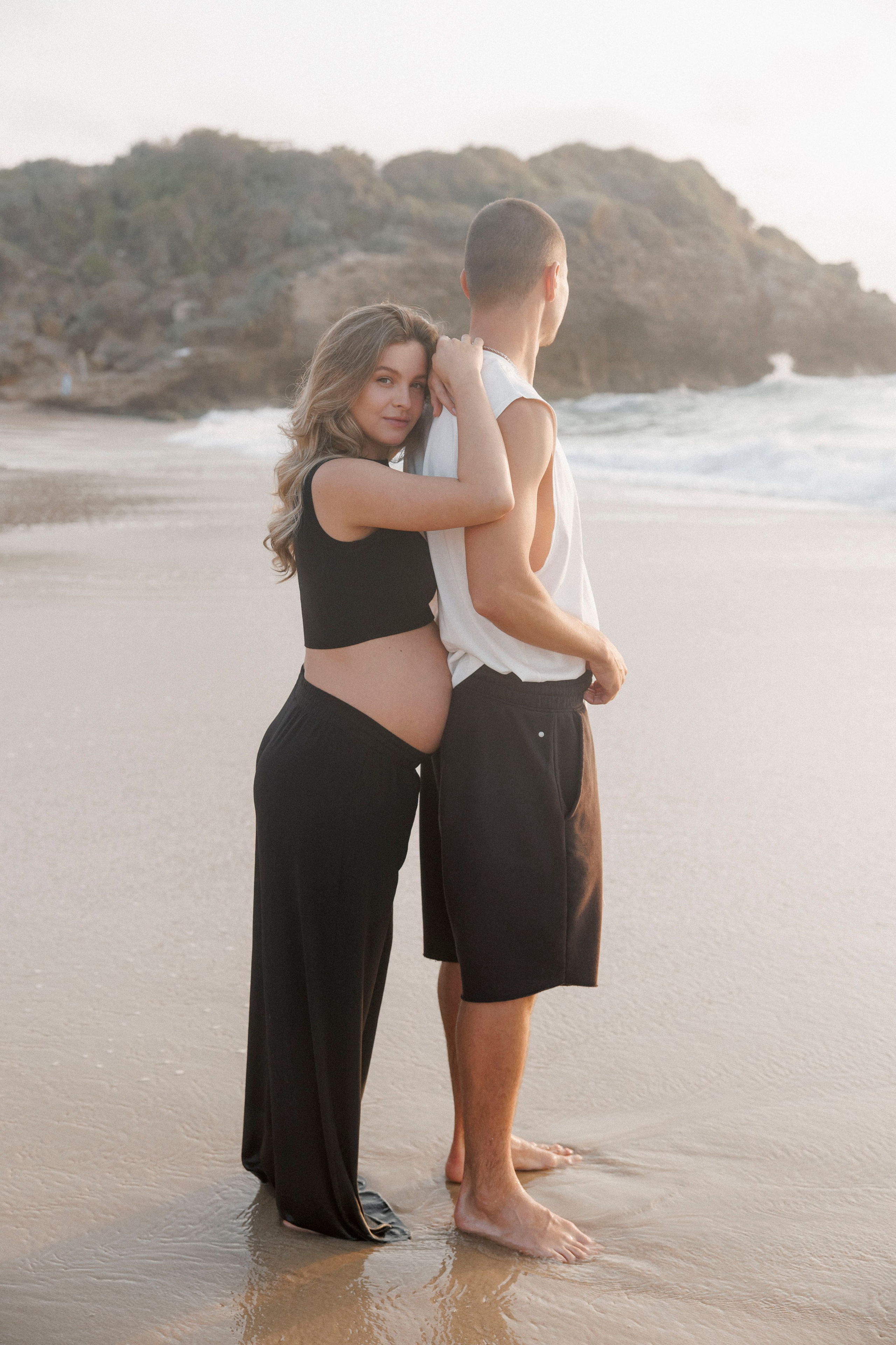 Pregnancy photoshoot near the sea (cloudy weather). Главная