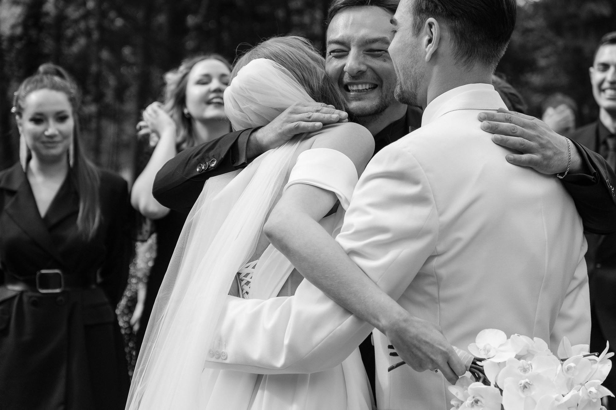 Черно-белая свадьба с вечерней церемонией под деревом. Свадебный фотограф Элли Федосеева