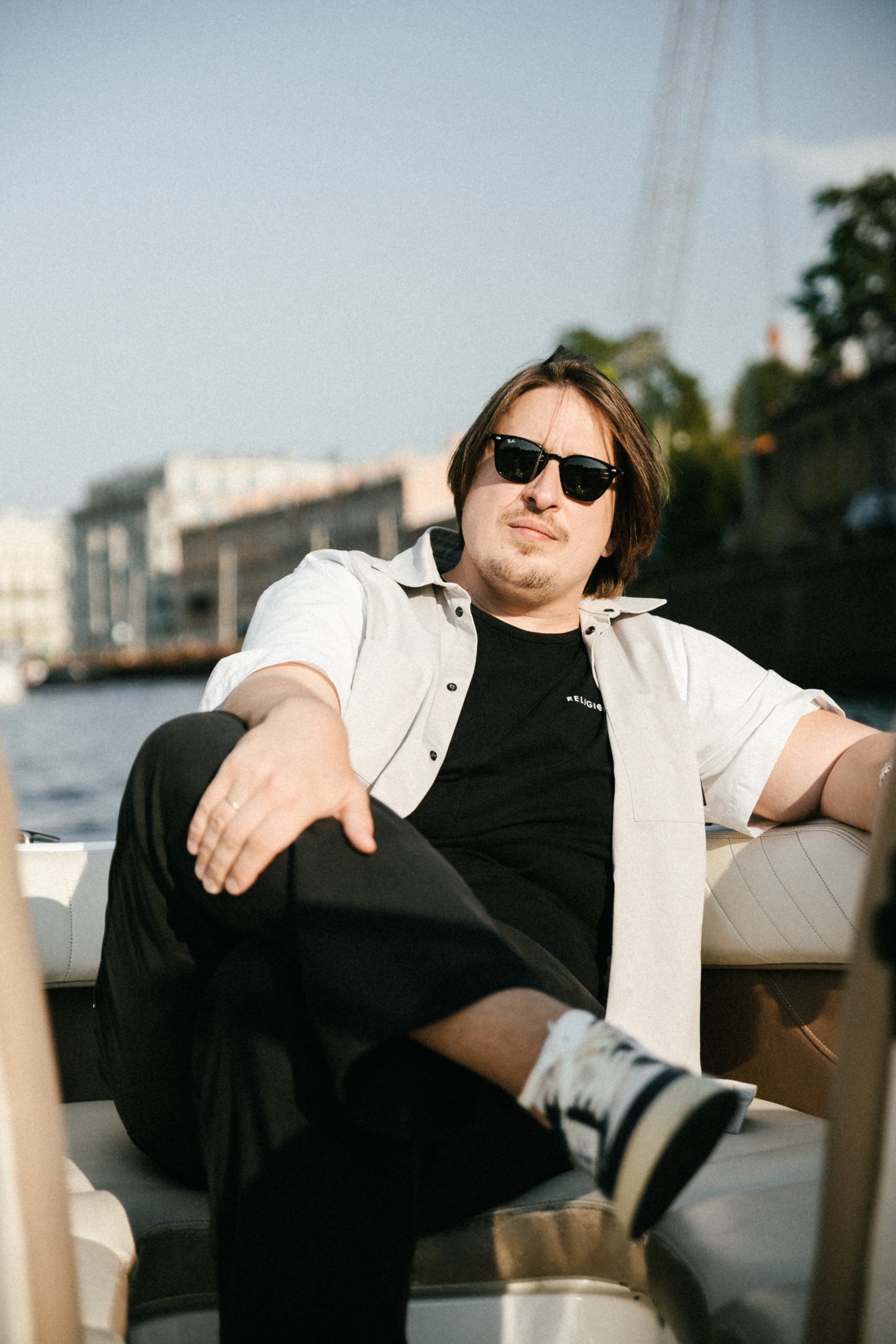 Даша и Витя на катере. Репортажный и портретный фотограф в Санкт-Петербурге Степлевич Дарья