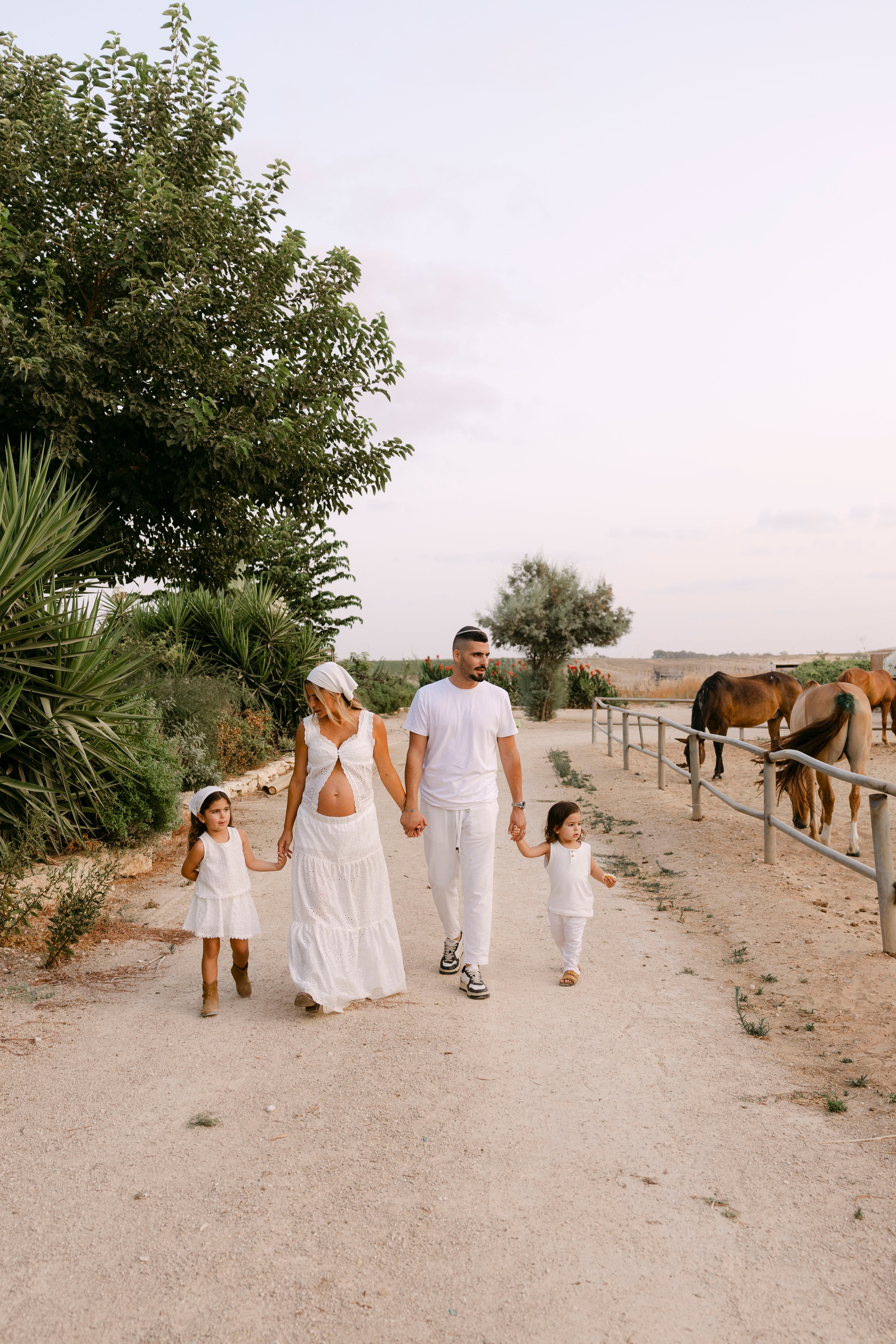 Pregnancy photoshoot at the horse farm. Главная