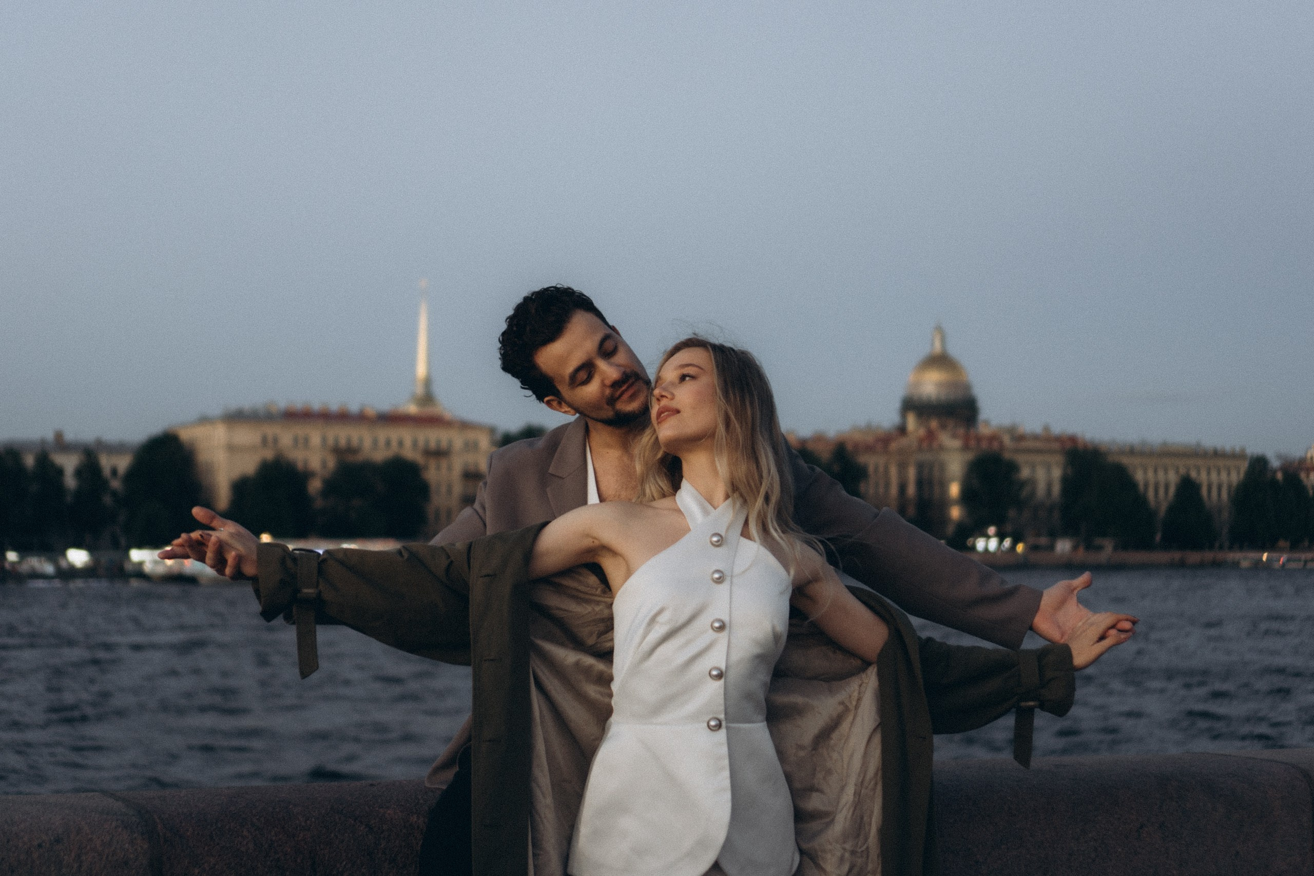 СВАДЕБНАЯ СЬЕМКА ПАРЫ НА РАССВЕТЕ В БЕЛЫЕ НОЧИ И ПРОГУЛКА С РАЗВОДНЫМИ МОСТАМИ И ПИКНИК ВОЗЛЕ ИСАКИЕВСКОГО СОБОРА. Профессиональный фотограф, Санкт-Петербург — Виктория Богомолова