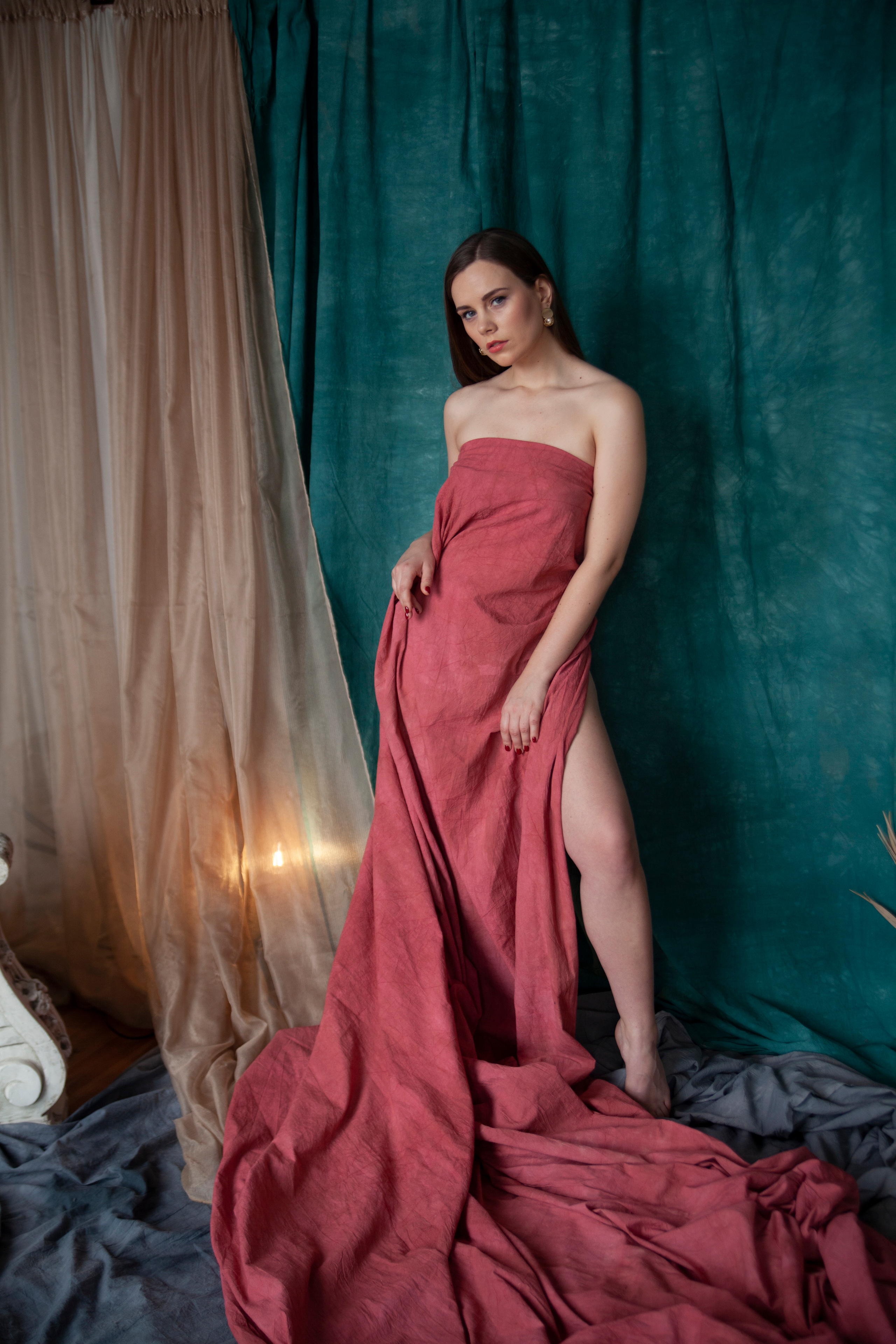 Необычная фото съемка для девушки в студии