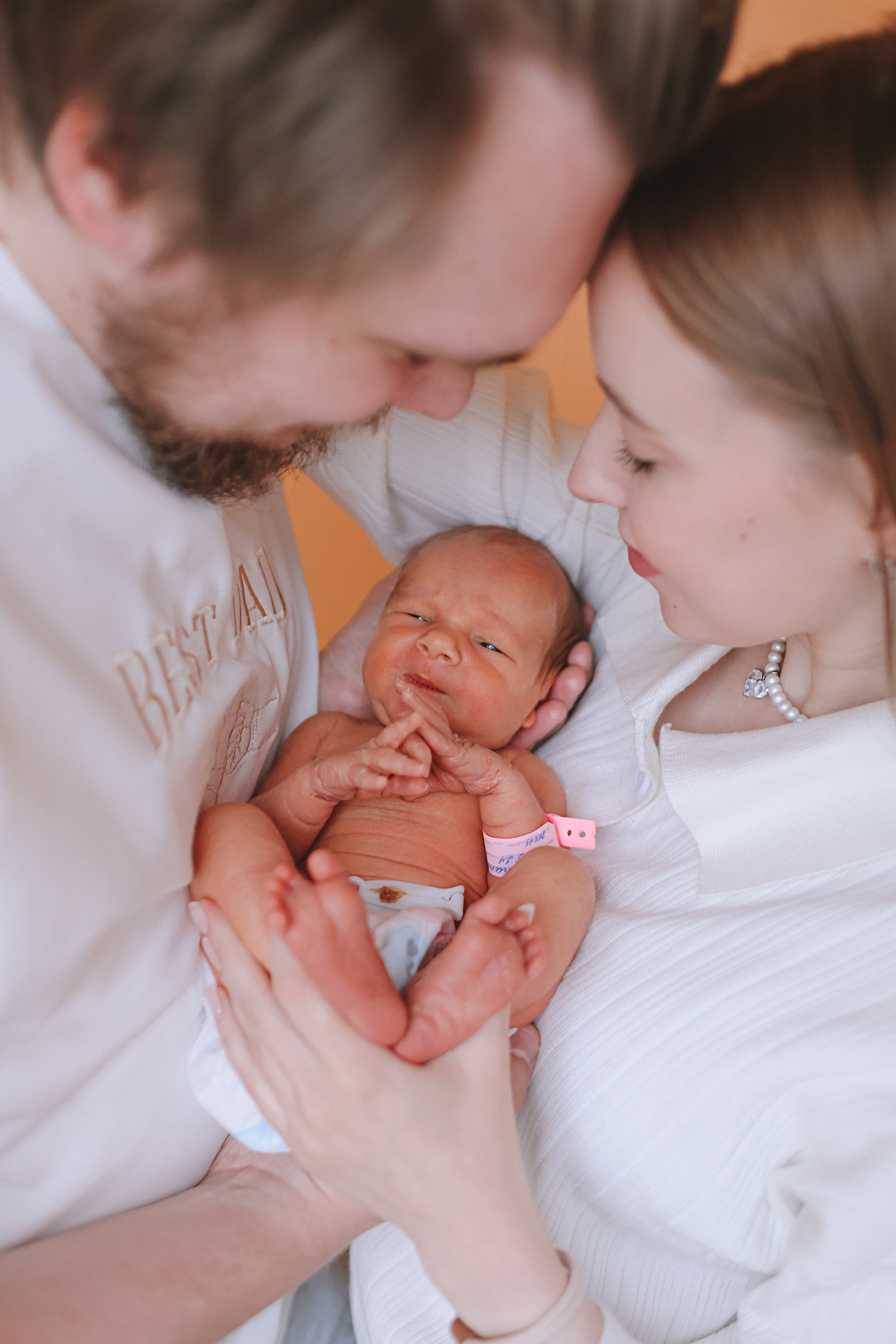Выписка палата+внизу ПЦЭ. Семейный фотограф Тюмень, фотограф на роды Салмина Мария