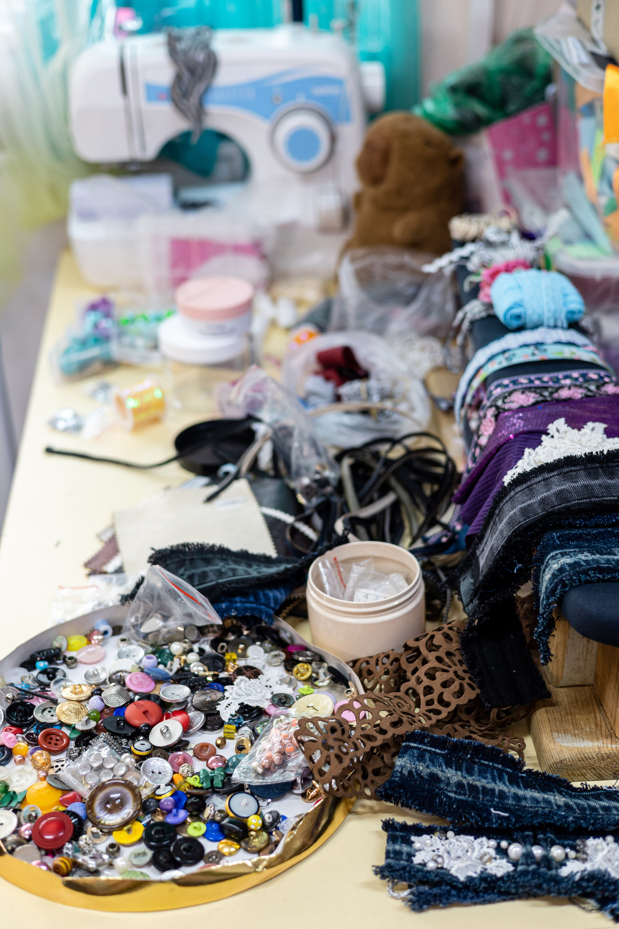 Изобилие материалов вдохновляет девочек на шитье оригинальных вещей.