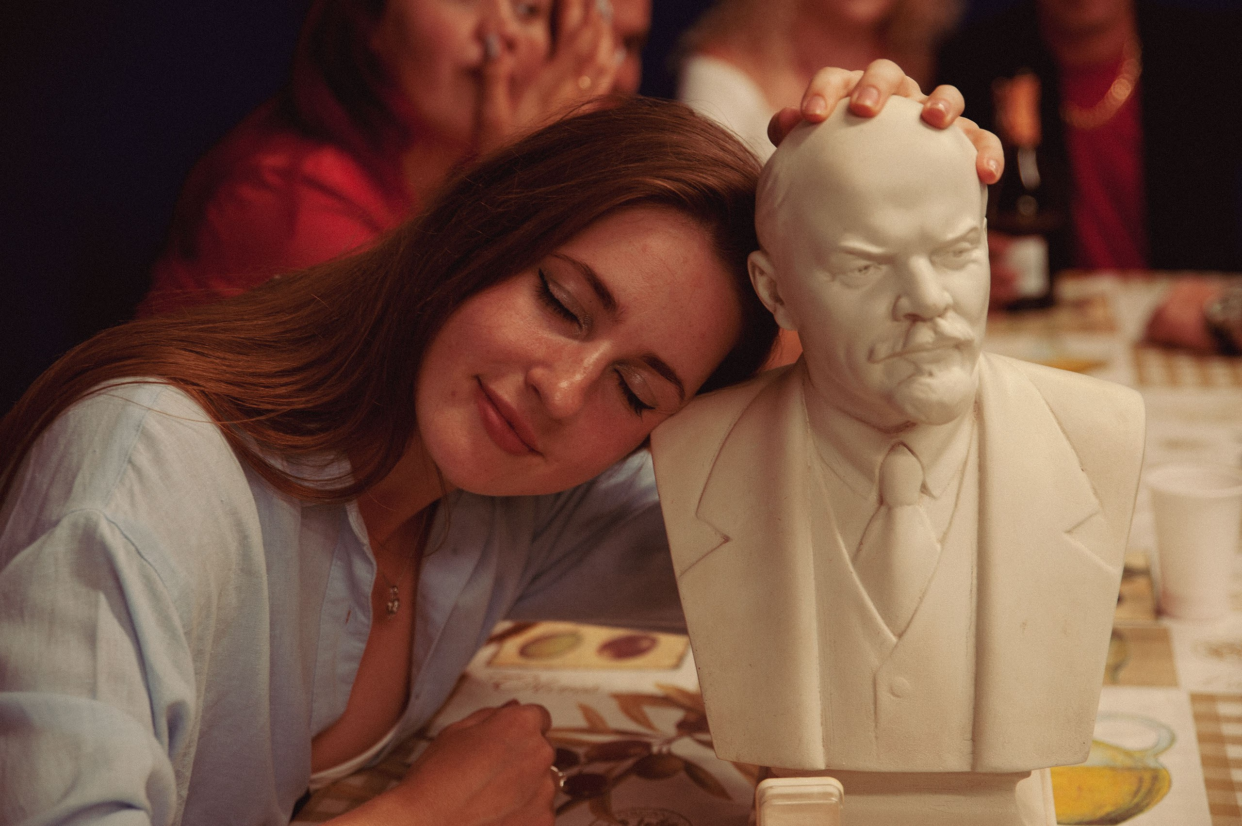 Свадебная фотосессия в стиле 90х для Кристины и Валеры (ЗАГС, фотосет у гаражей). Женский фотограф в Череповце Даша Акулич