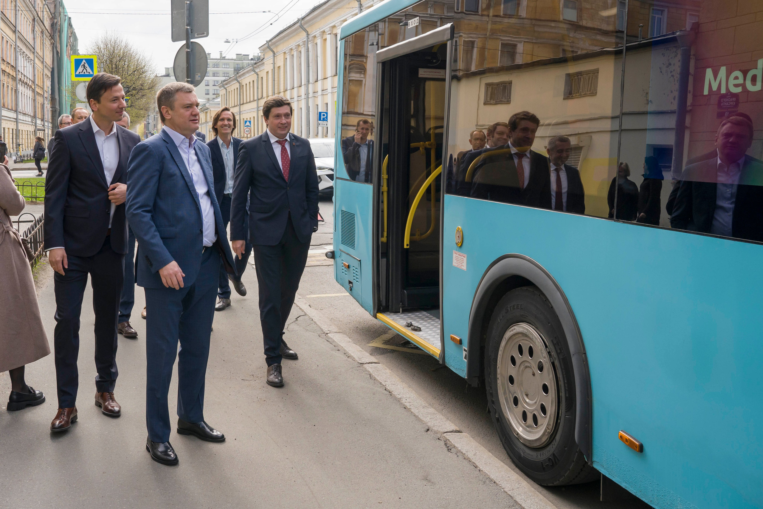 Вице-губернатор Санкт-Петербурга с делегацией на производстве. Фотограф в Санкт-Петербурге. Репортажная и все съёмки для бизнеса