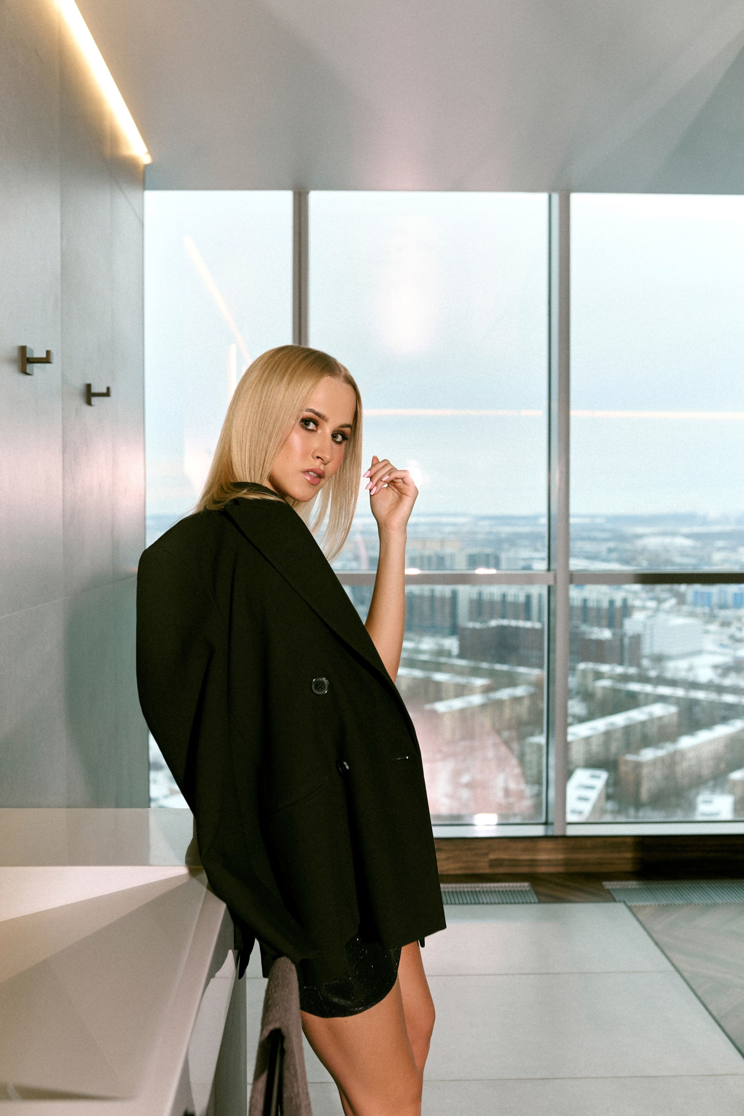 Профессиональная фотосессия в студии с красивым видом на город. Сестры Карабаза. Фотографы и ретушеры в Москве и Санкт-Петербурге