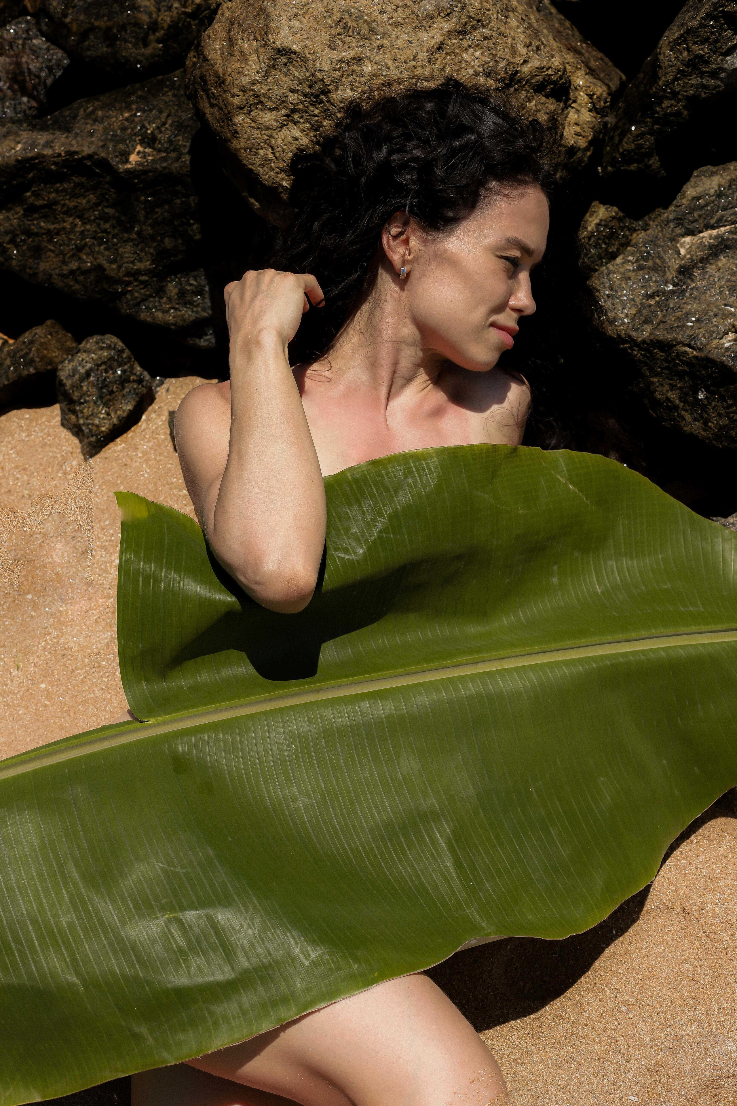 Девушка на пляже Ахунгала — Фотосессия с банановым листом и в натуральном бассейне | Шри-Ланка. Фотограф на Шри-Ланке