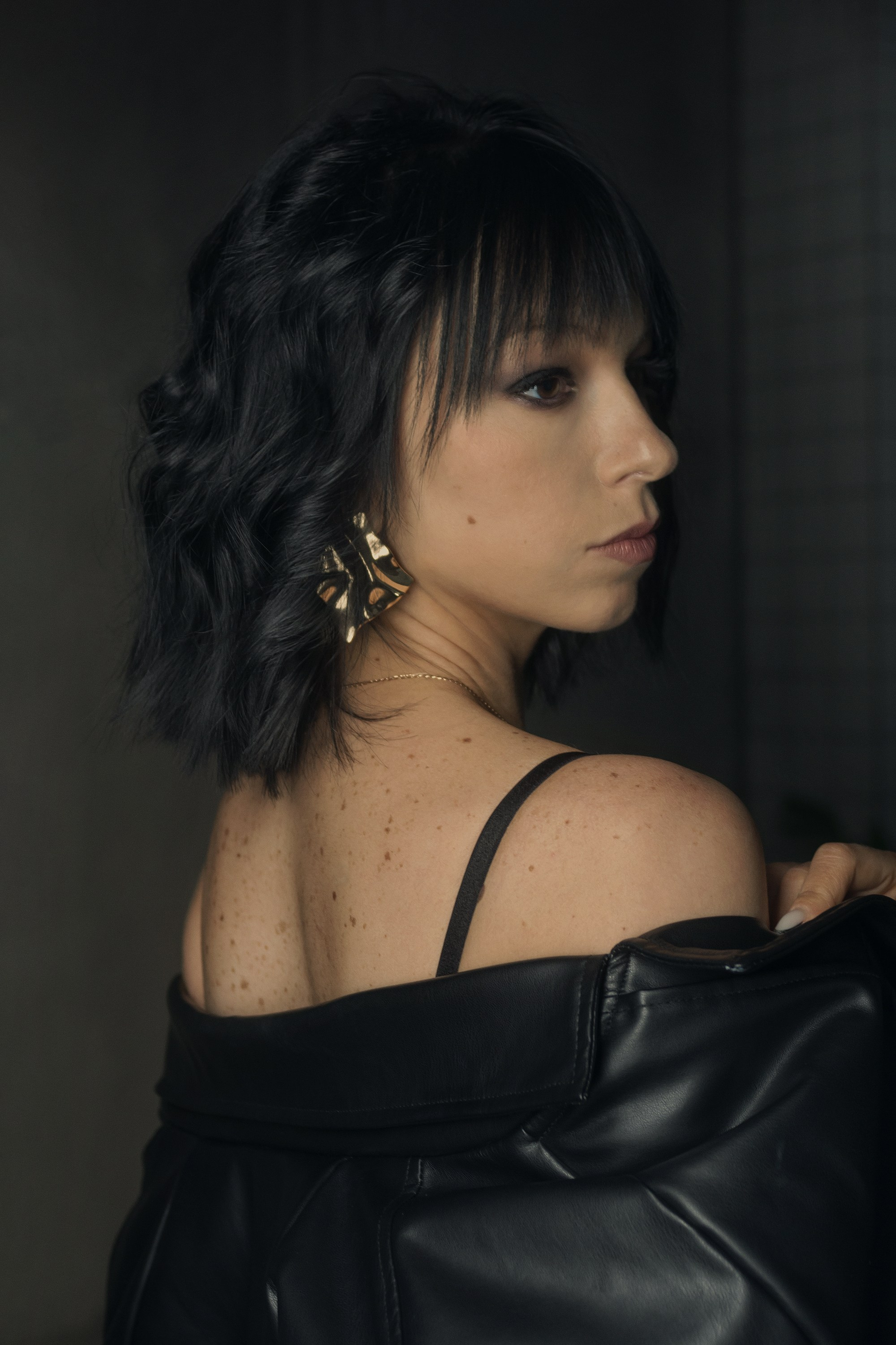 Девушка в черном плаще. Будуарная фотосессия, женский фотограф.