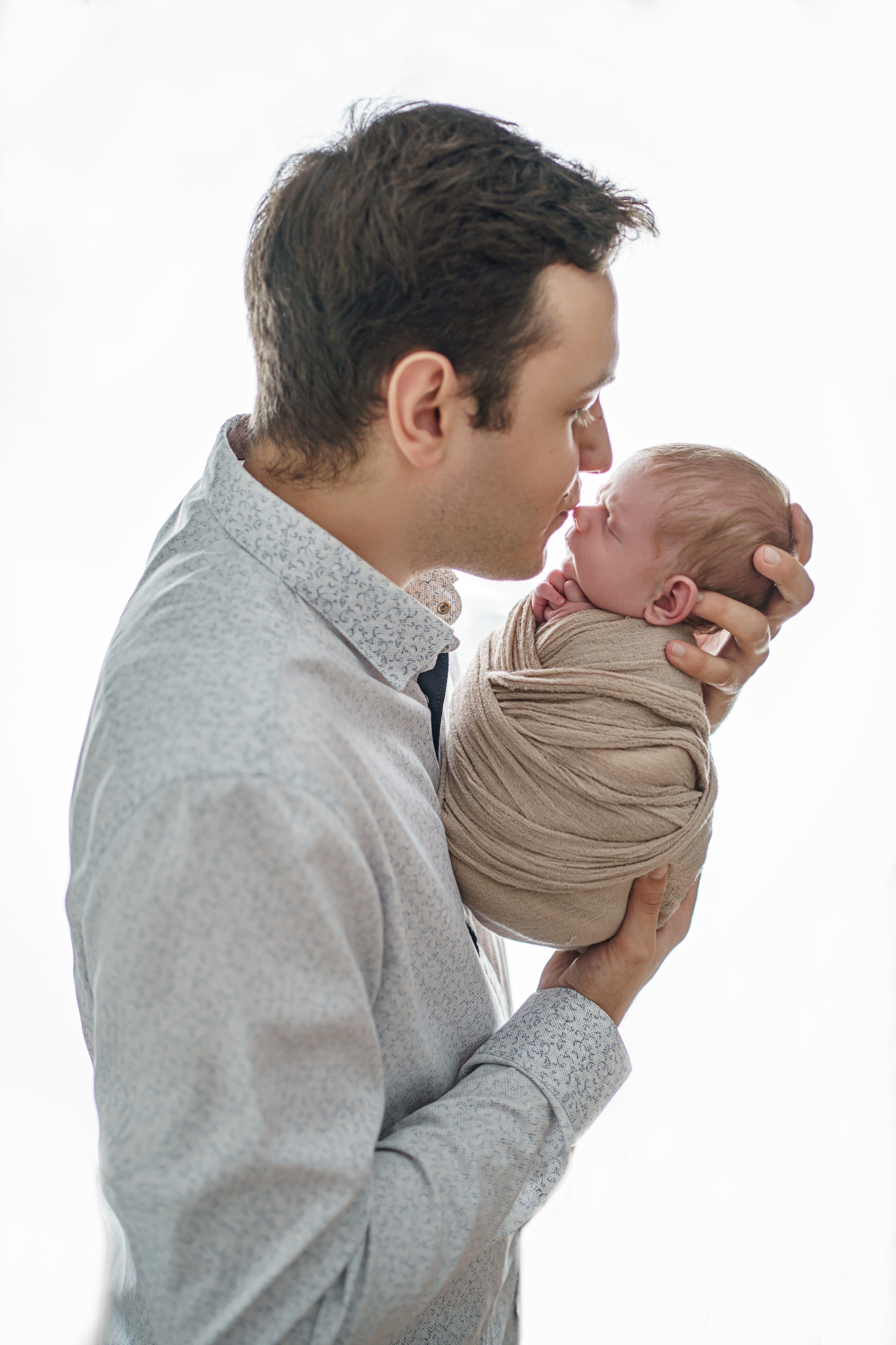 Малыша в обмотке держать довольно легко, справятся даже папы с трясущимися руками)))