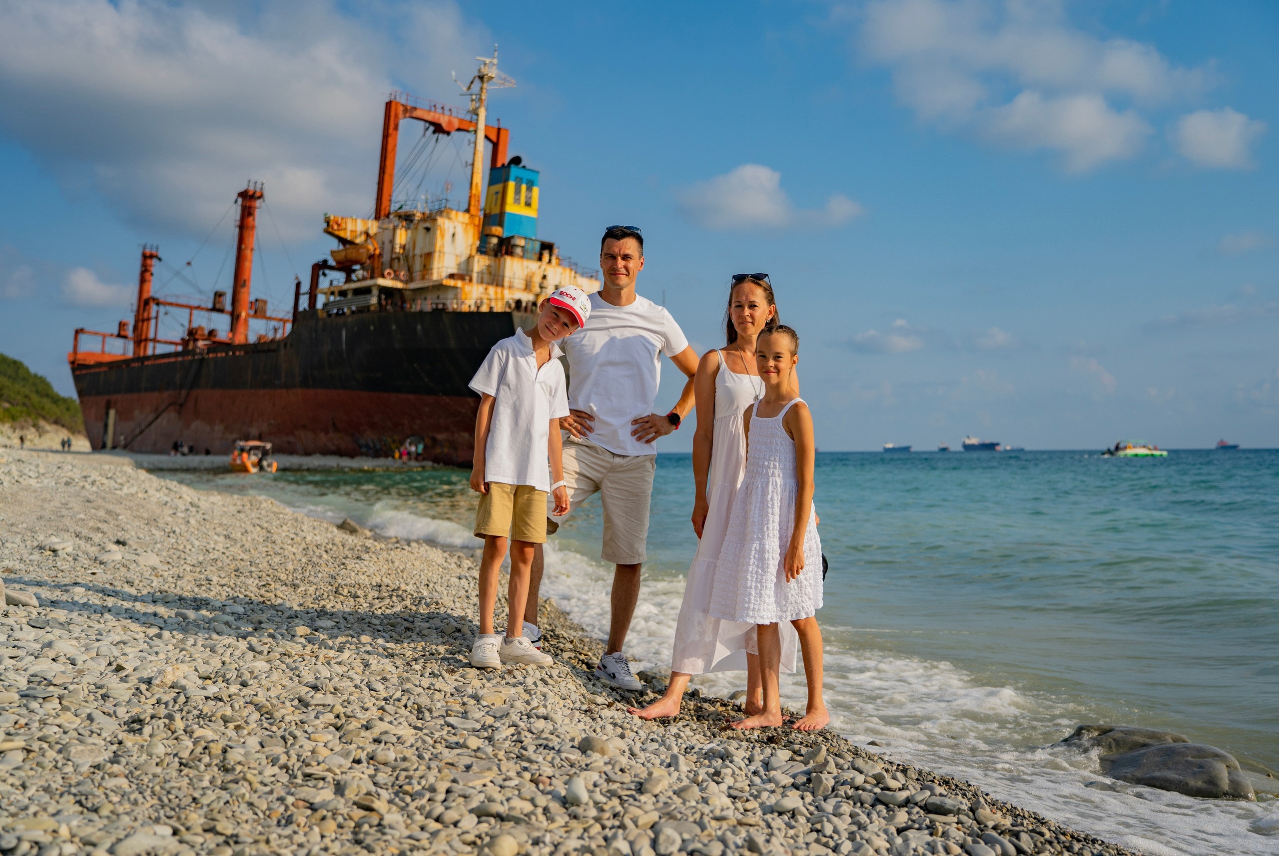 Фотосессия-поход к сухогрузу Рио. Семейный и детский фотограф Екатерина Черняева. Снимаю портреты, love story, фотопрогулки, работаю на улице, в кафе, студии, дома у клиента