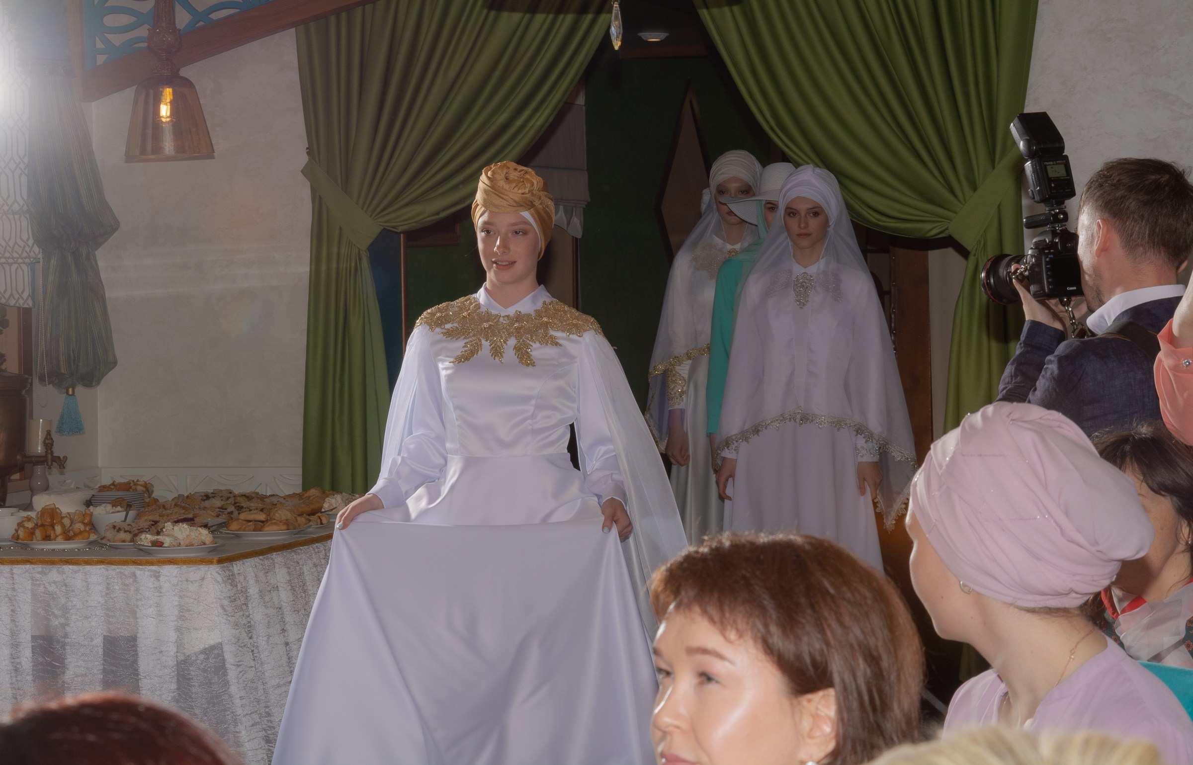 Демонстрация новой линейки нарядов для Никах