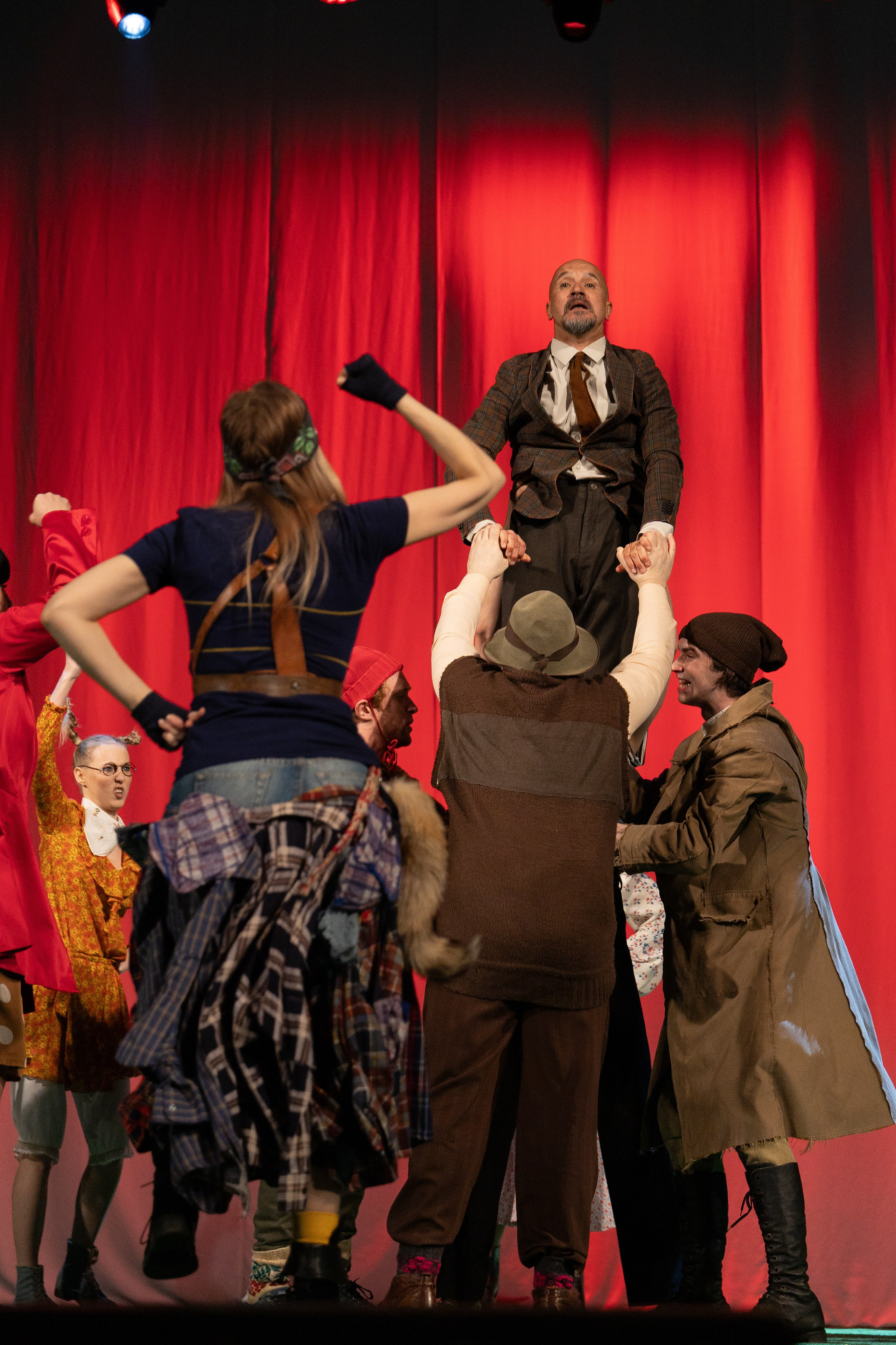 Спектакль Егора Дружинина «Всюду жизнь»