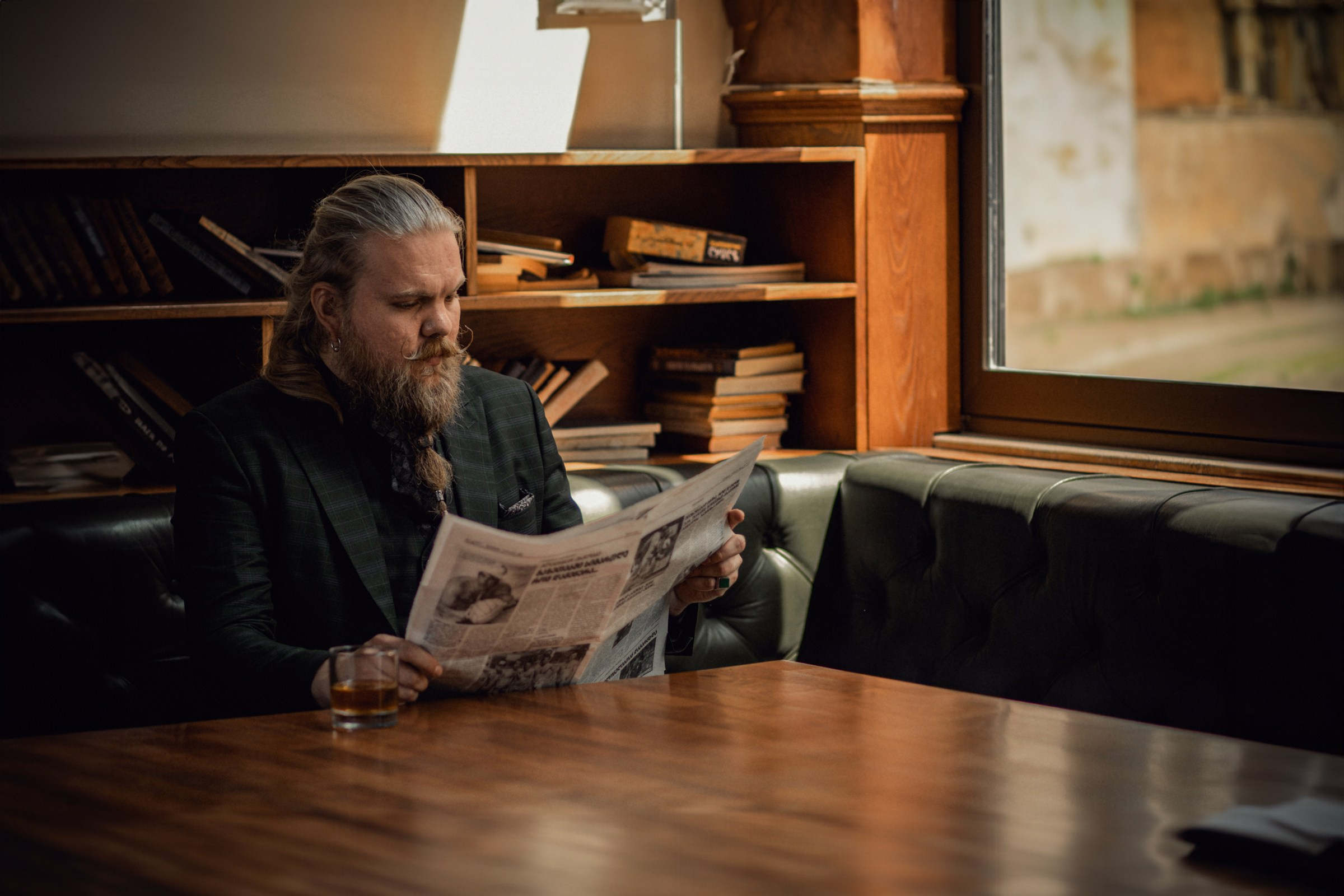 Иван. Фотосессия в баре. Фотограф Батуми | Lera Rawlick