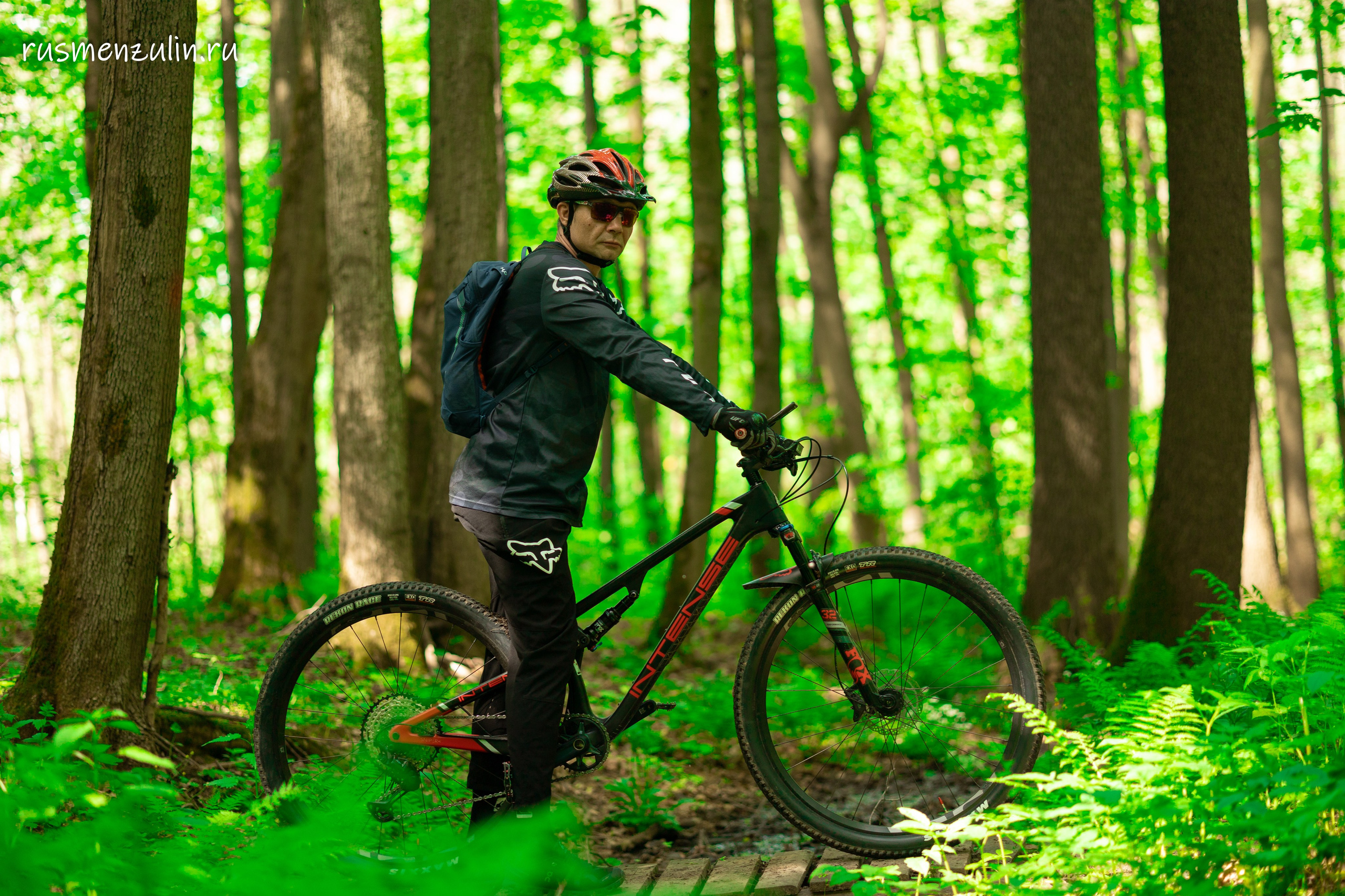 Утро в парке на велосипеде