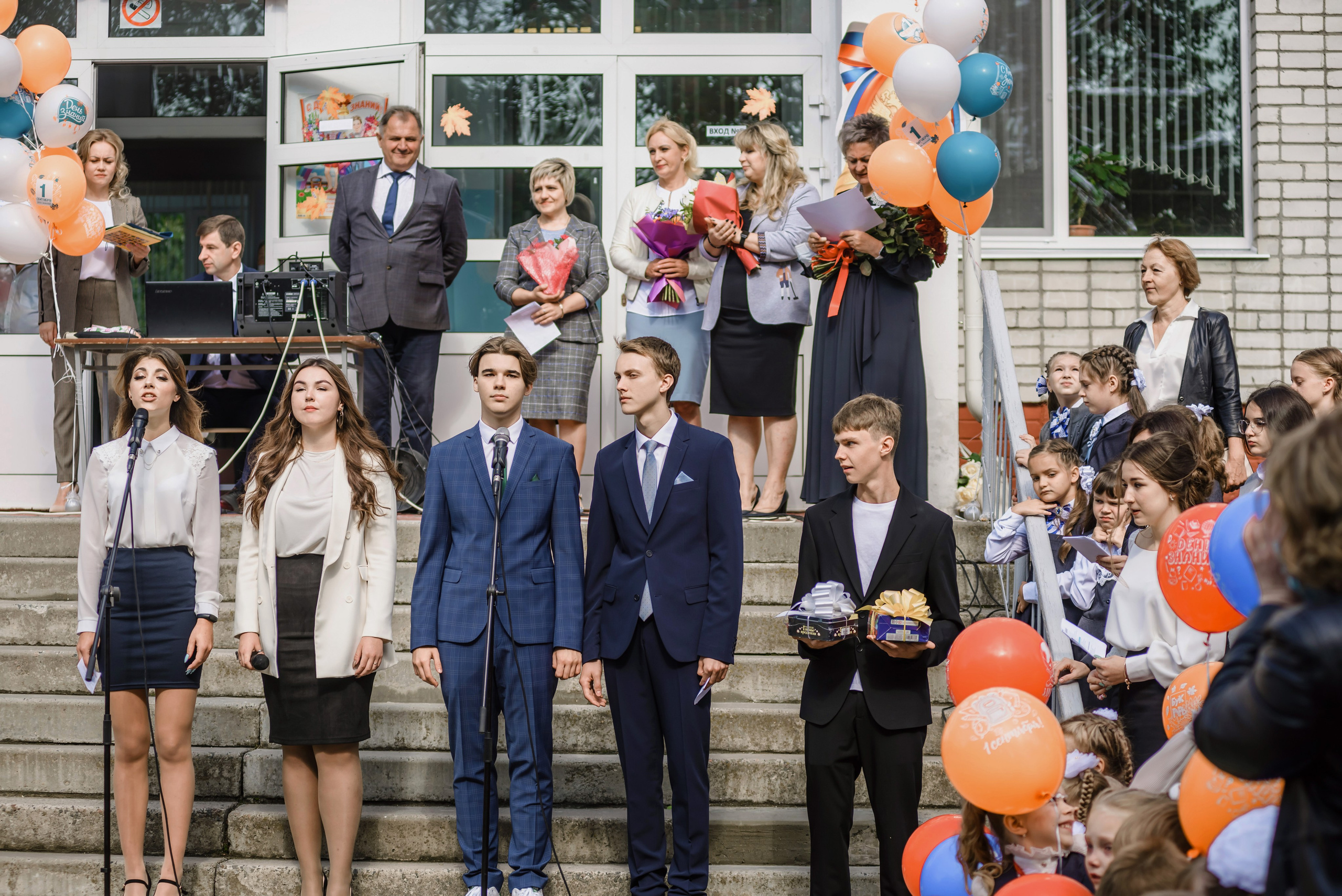 Линейка 11-е классы 2023. Фотограф Галина Лисанова, г. Брянск