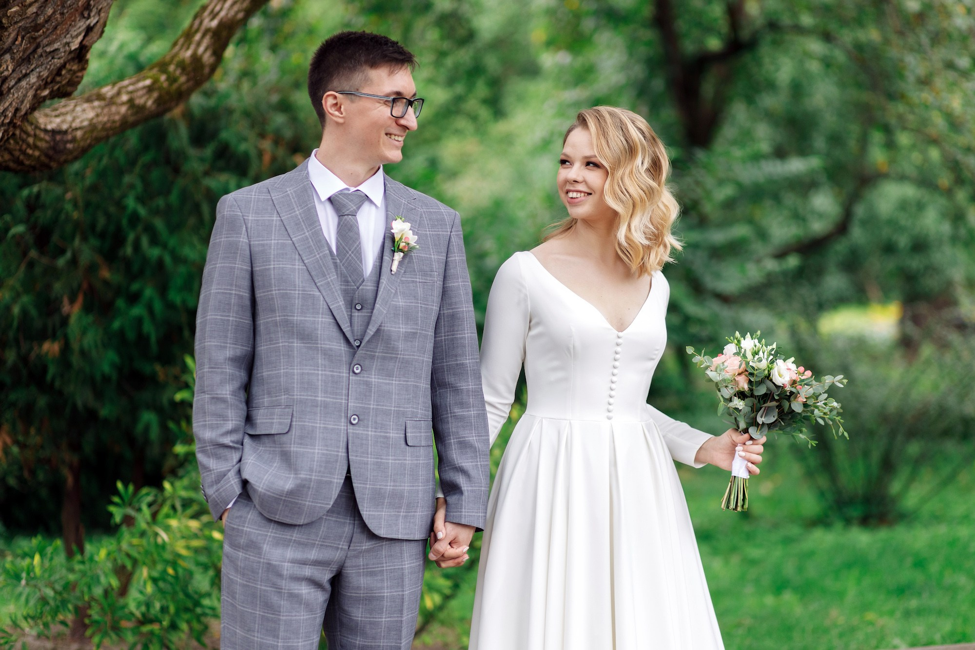 Радостные эмоции жениха и невесты на прогулке