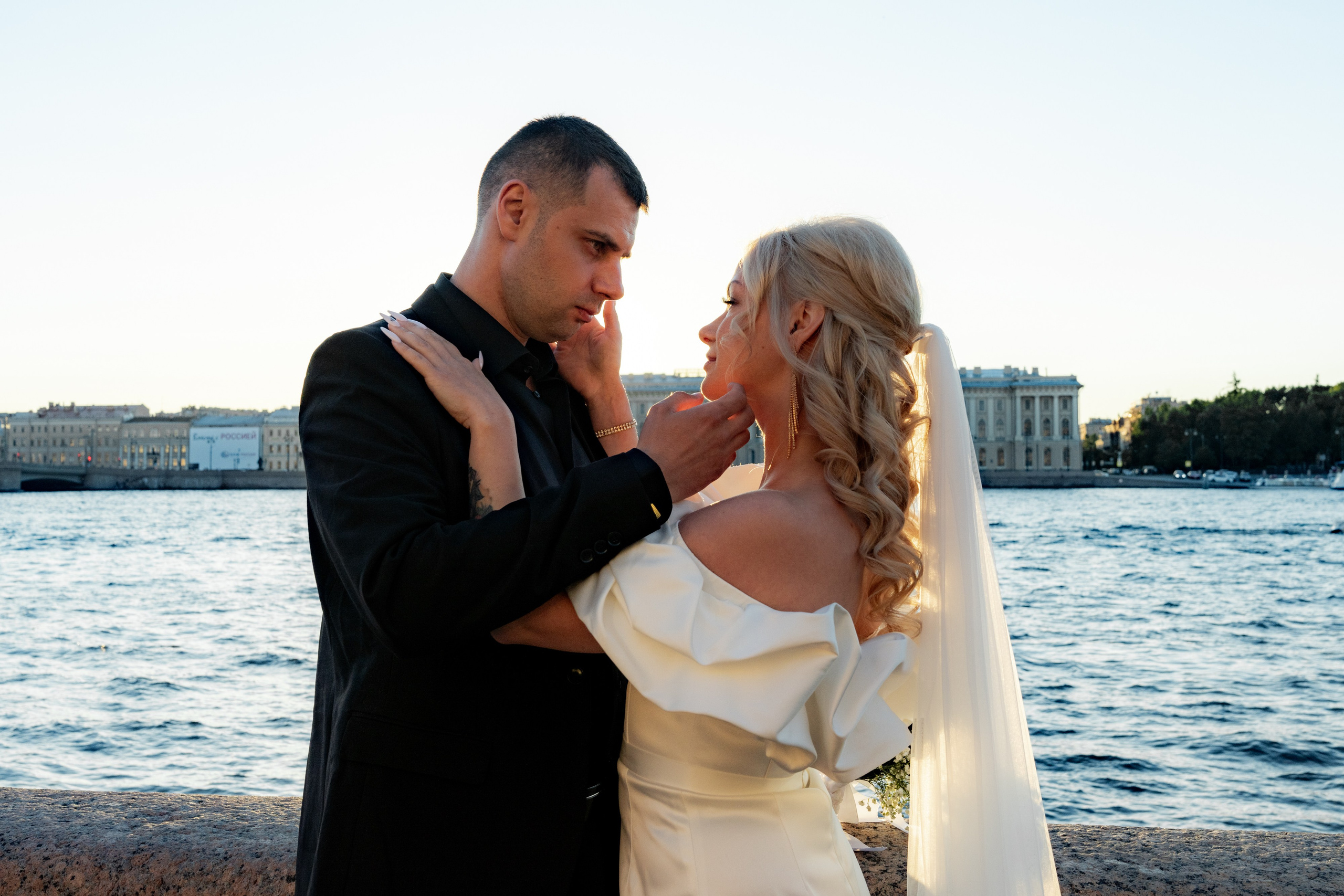 «Англетер». Свадебная романтика. Tesla X. Вечерняя свадебная фотосесси. Свадебный фотограф Александр Невский в Санкт-Петербурге